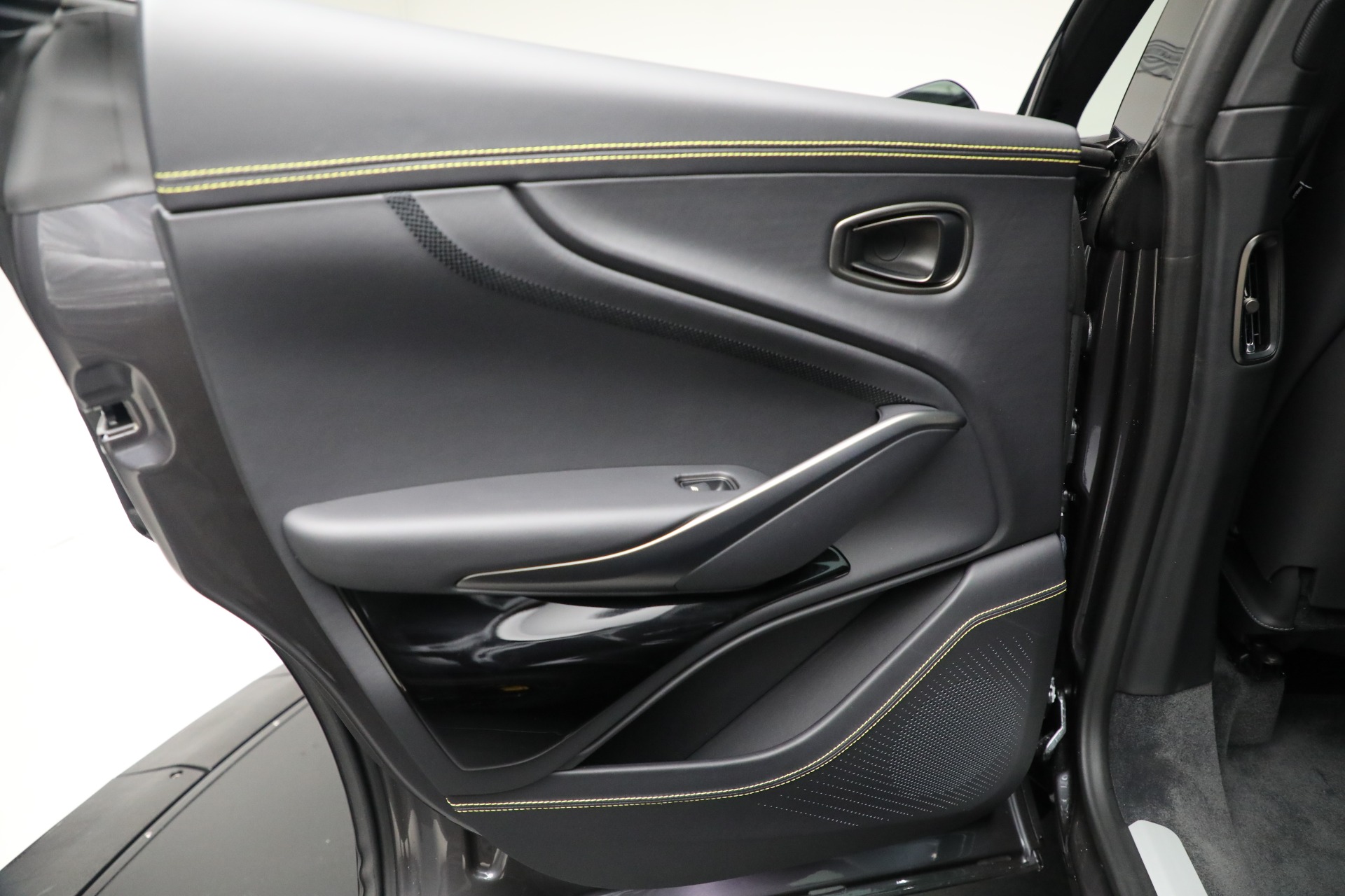 New-2026-Aston-Martin-DBX-707