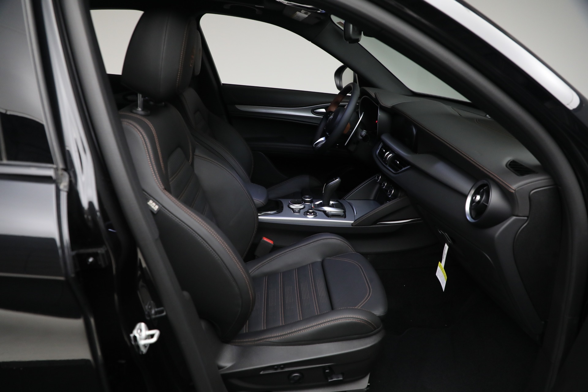 New-2025-Alfa-Romeo-Stelvio-Intensa