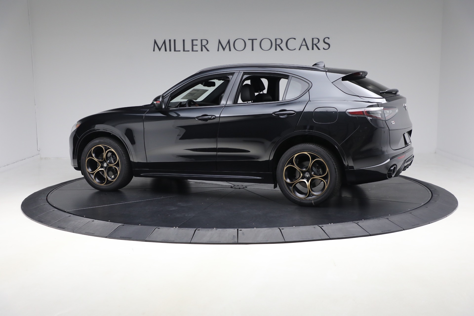 New-2025-Alfa-Romeo-Stelvio-Intensa