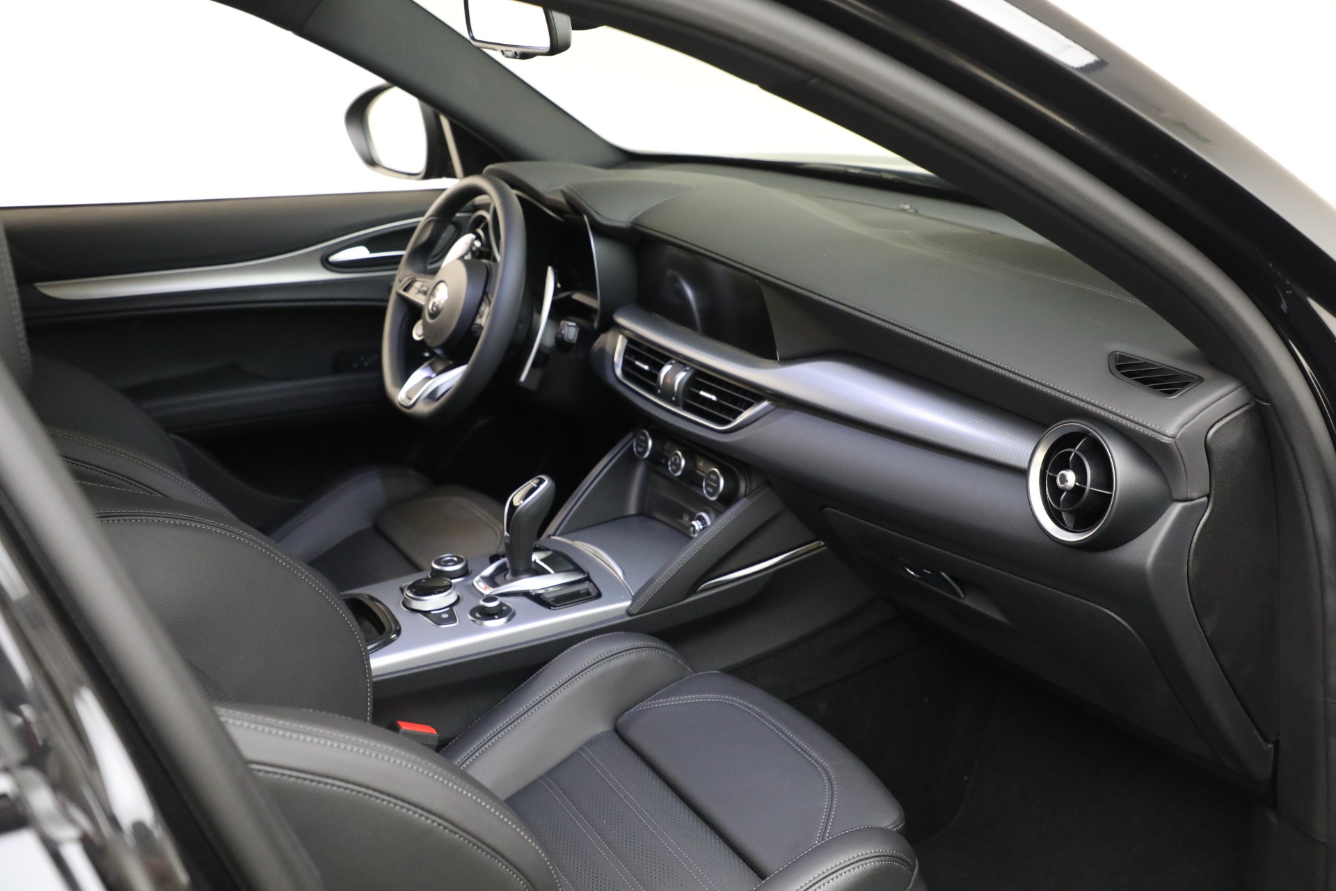 New-2025-Alfa-Romeo-Stelvio-Veloce