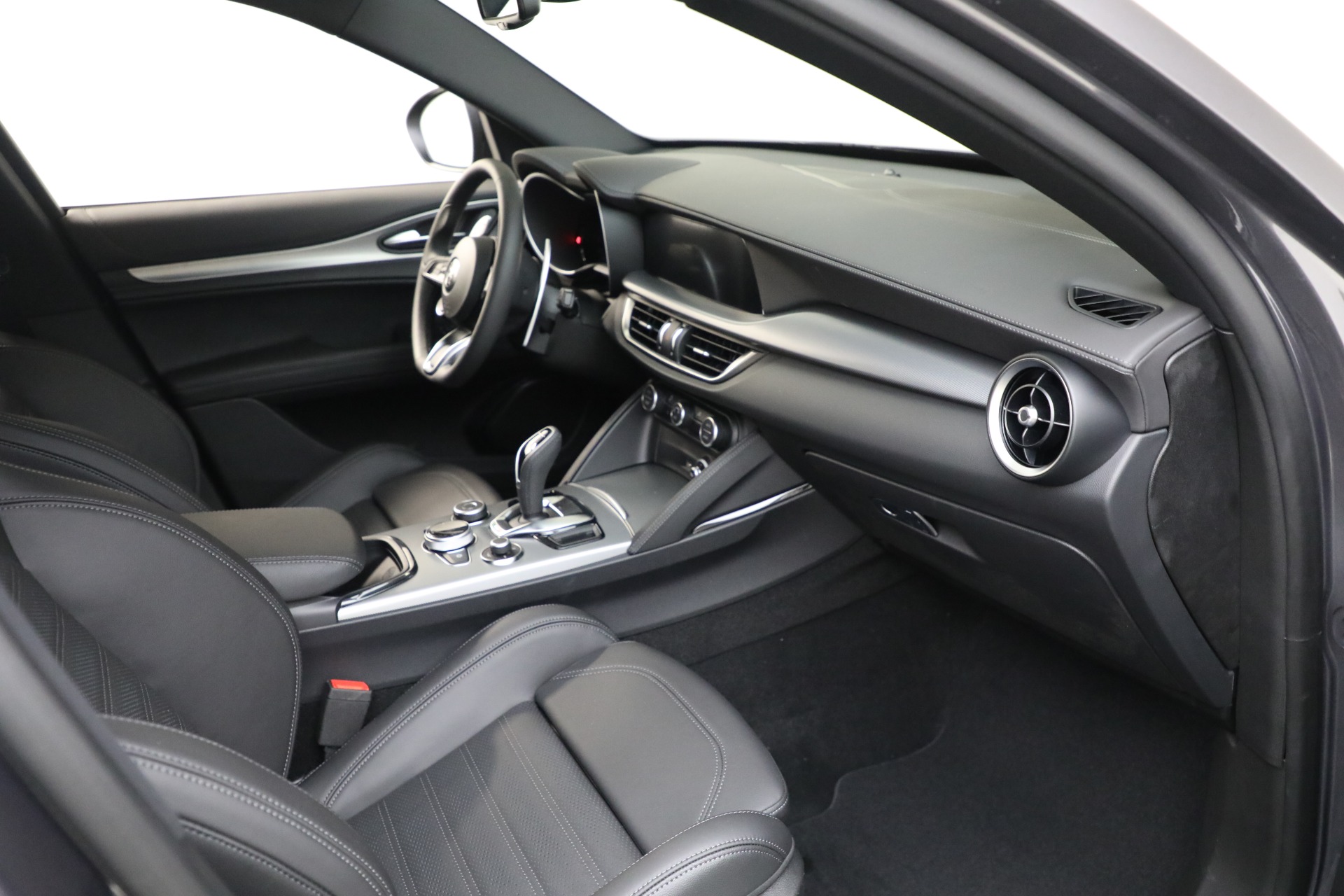 New-2025-Alfa-Romeo-Stelvio-Veloce