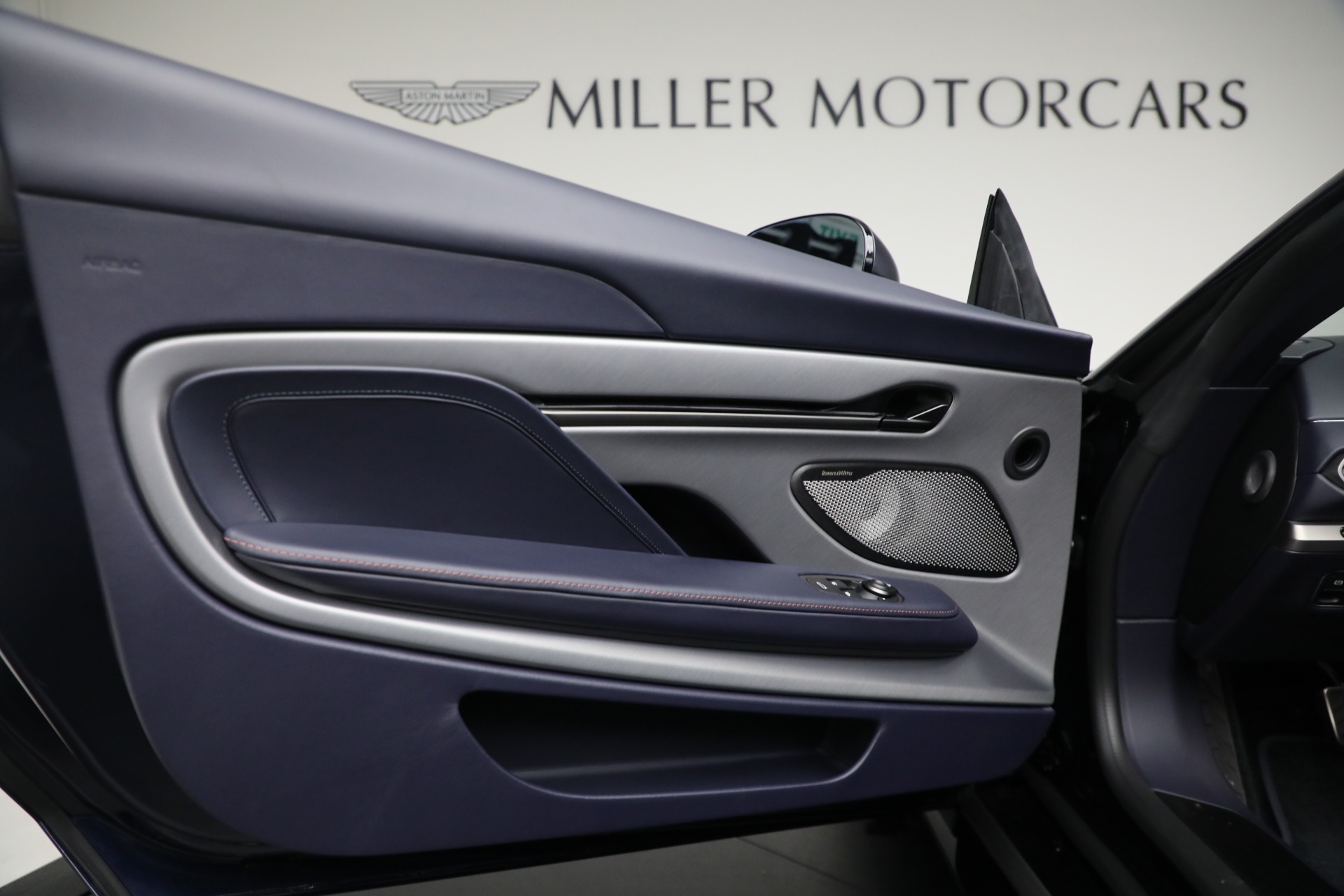 New-2026-Aston-Martin-Vanquish-Volante