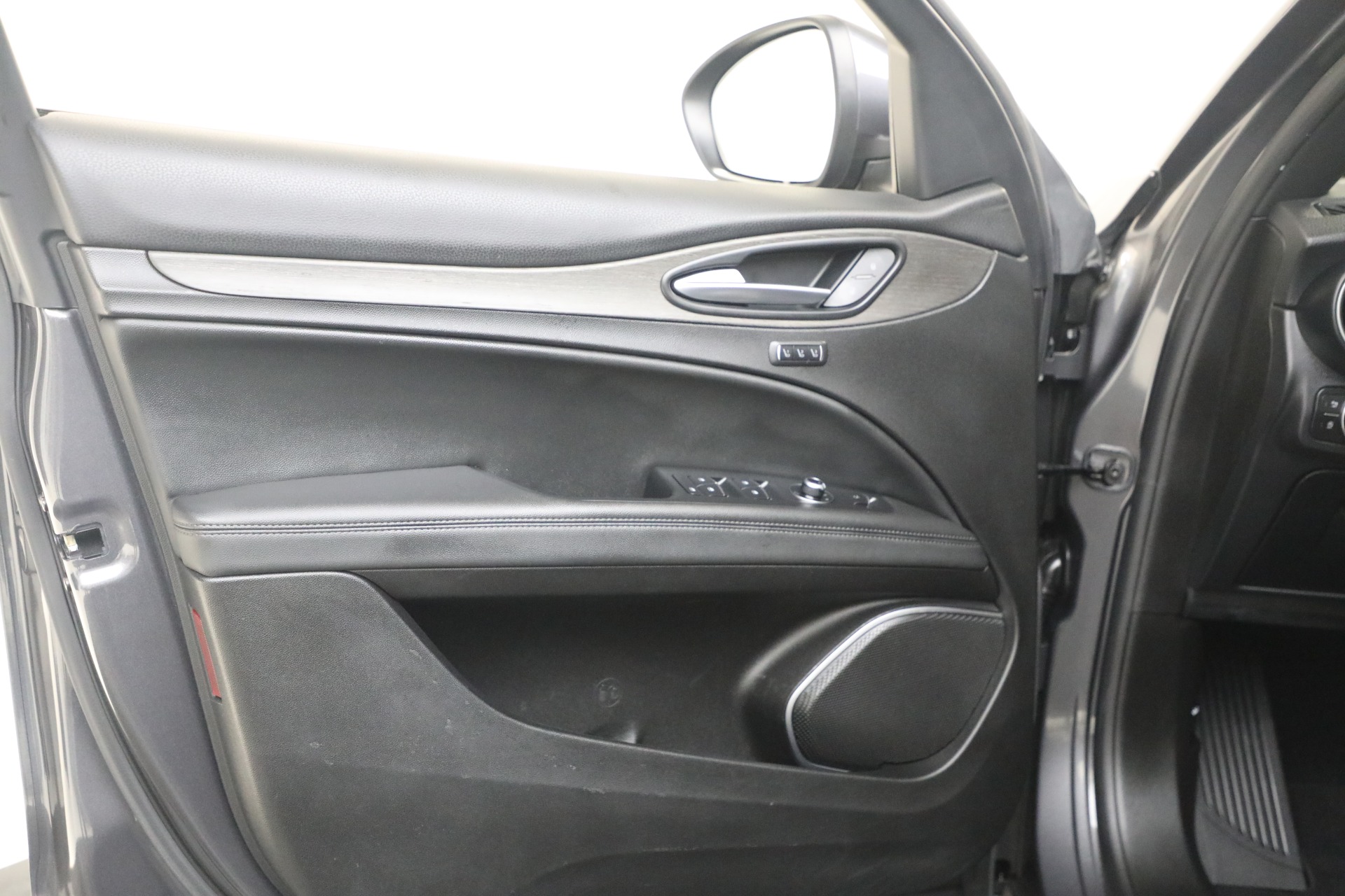 Used-2022-Alfa-Romeo-Stelvio-Ti