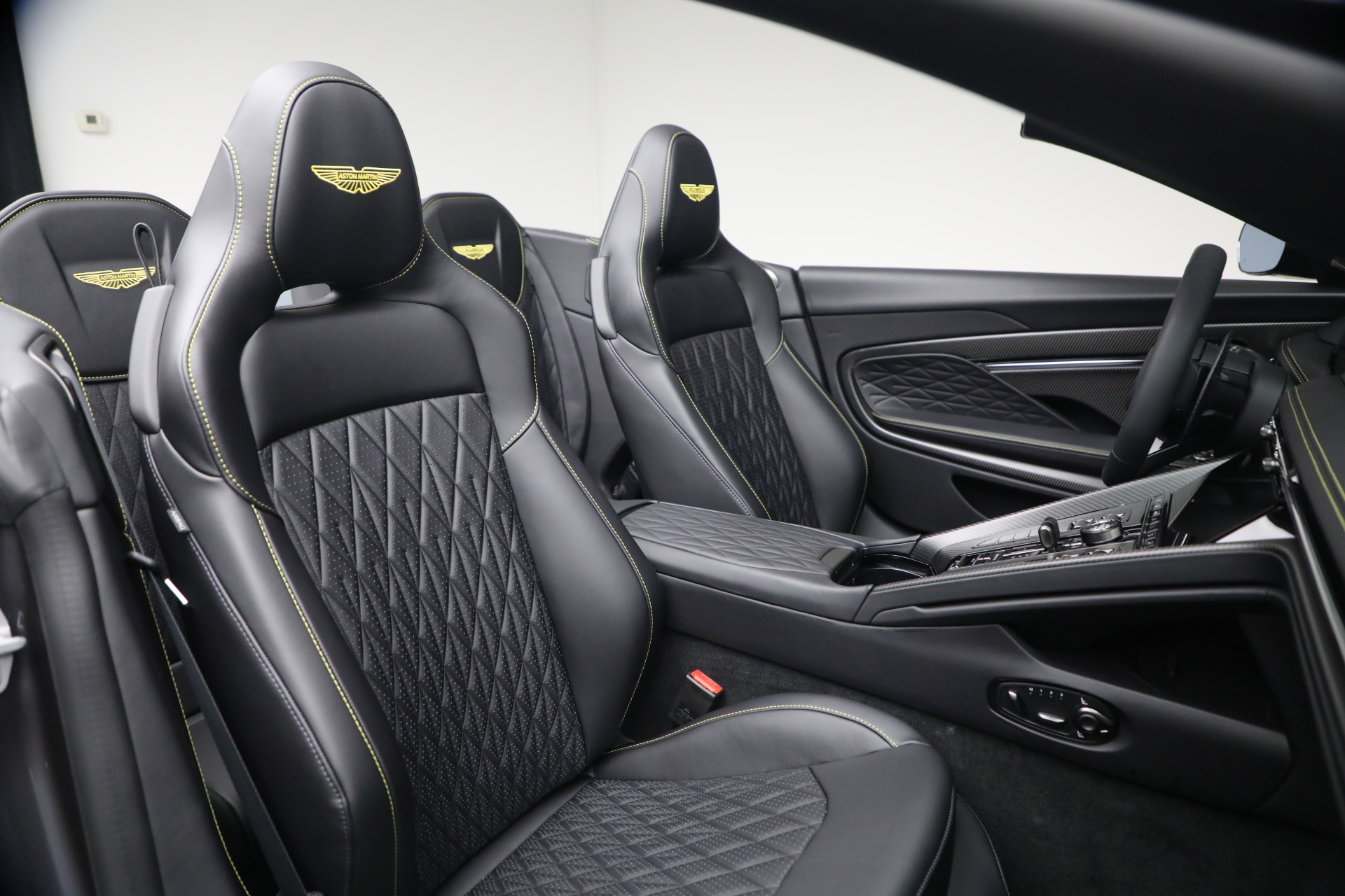 New-2026-Aston-Martin-DB12-Volante