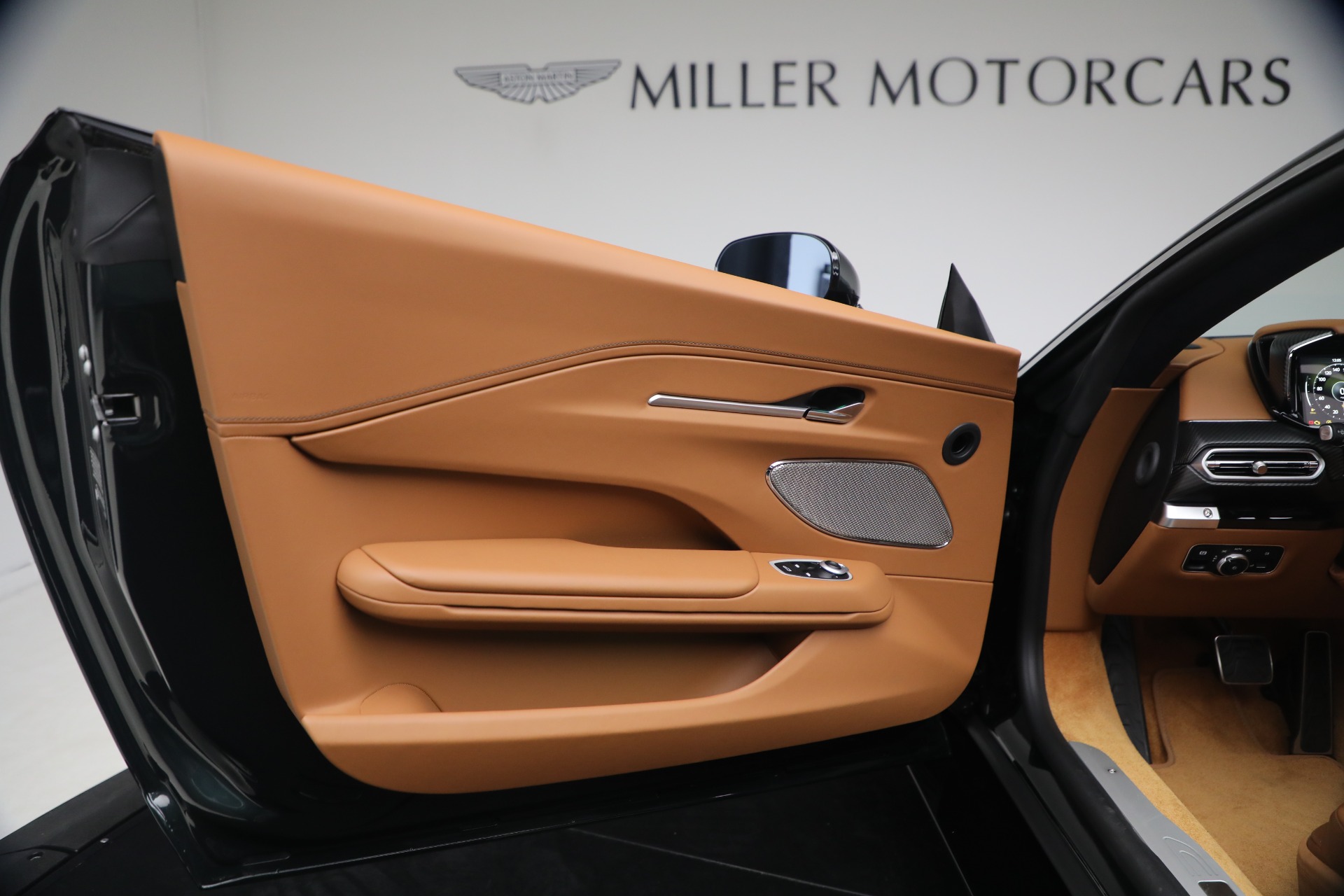New-2026-Aston-Martin-Vantage-Roadster