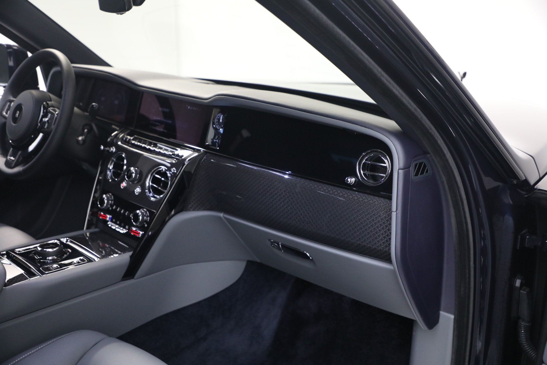 Used-2025-Rolls-Royce-Black-Badge-Cullinan