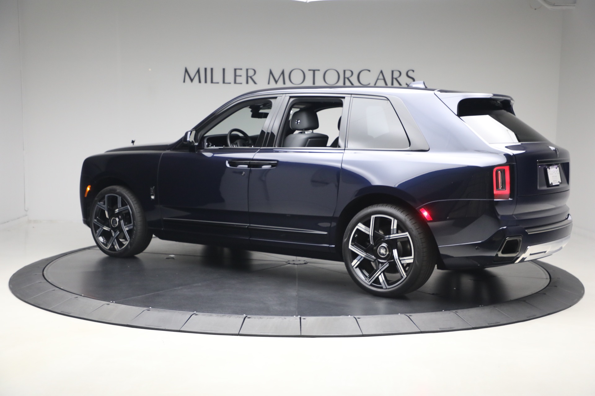 Used-2025-Rolls-Royce-Black-Badge-Cullinan