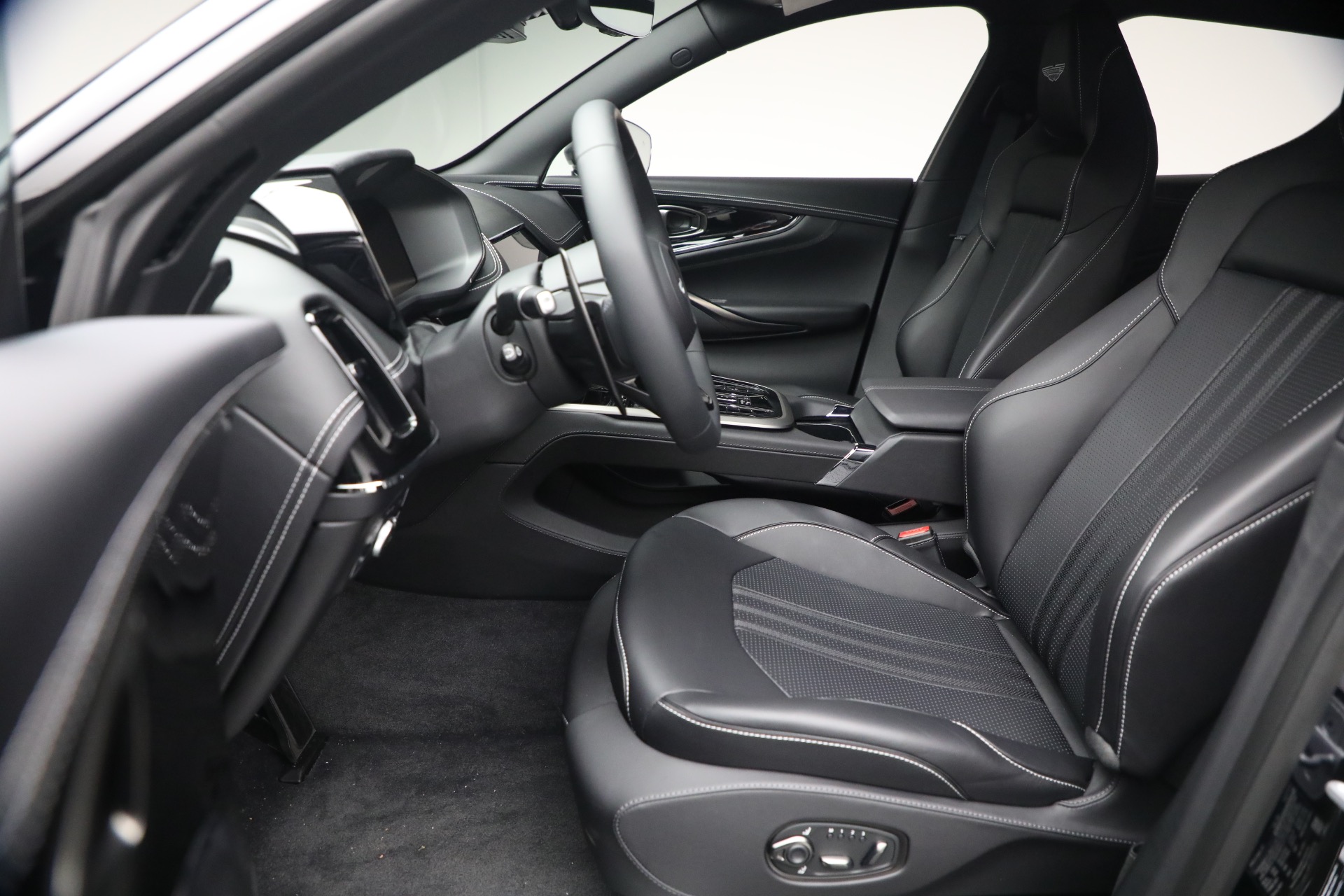 New-2026-Aston-Martin-DBX-707