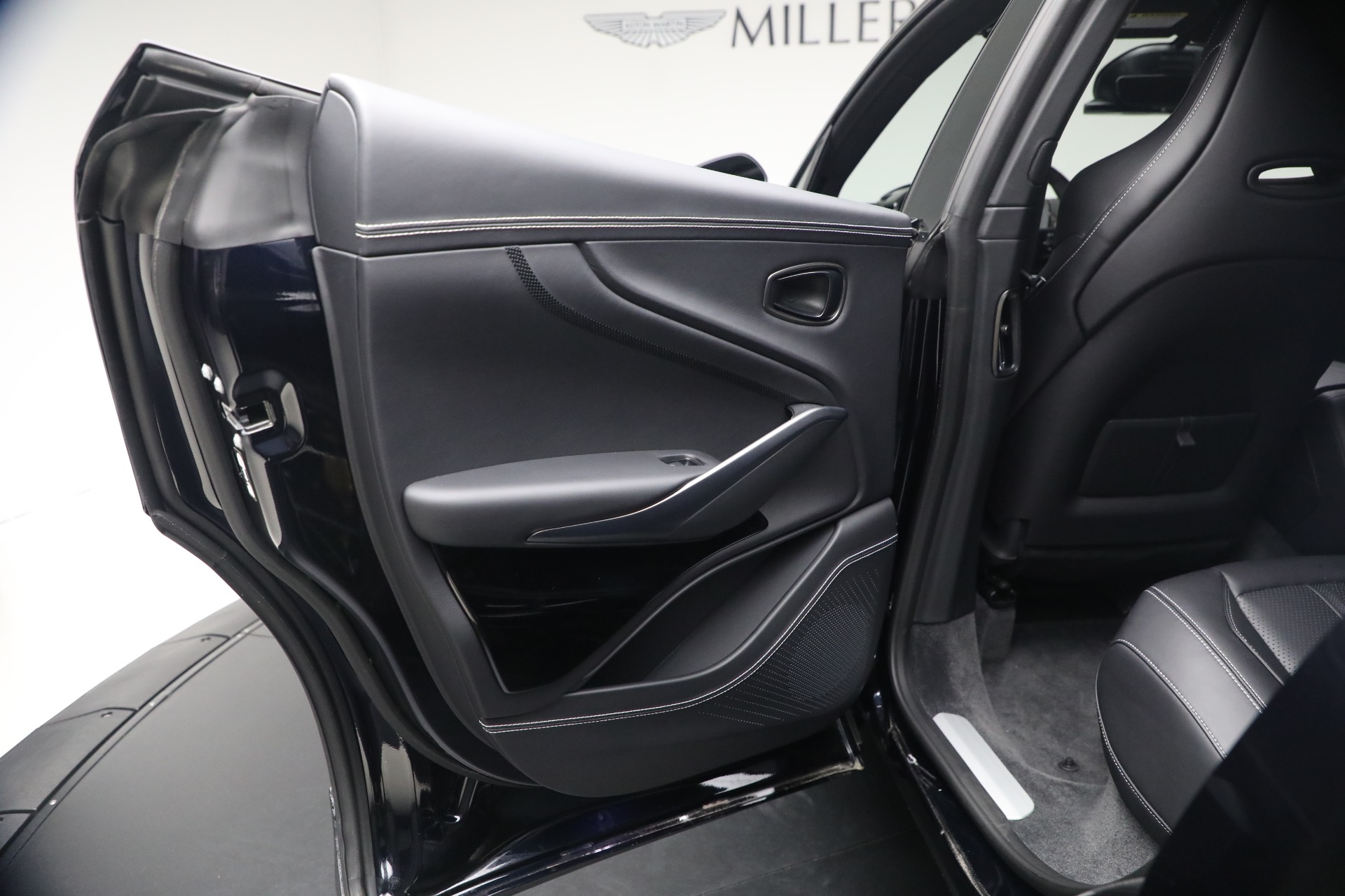 New-2026-Aston-Martin-DBX-707