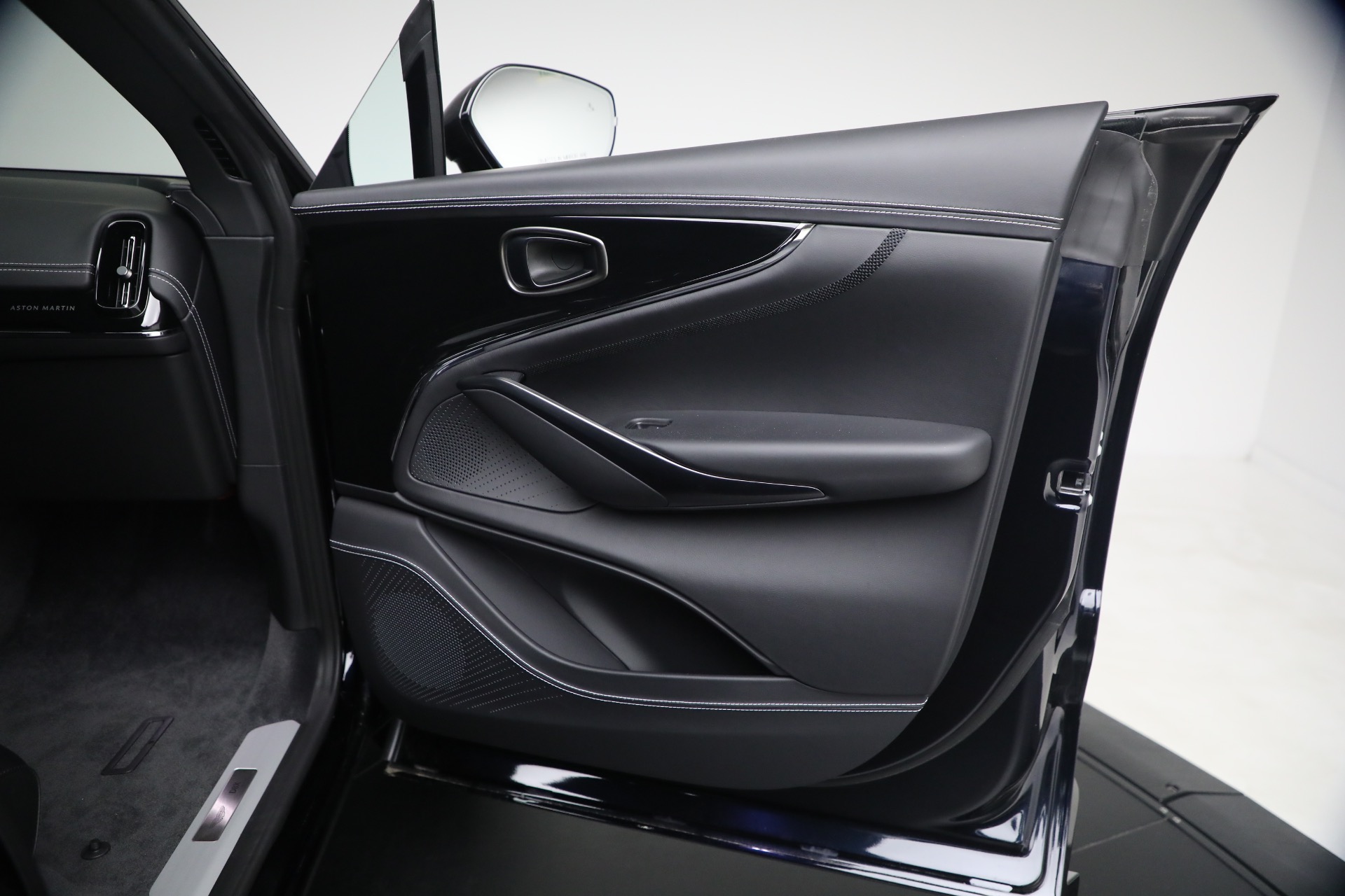 New-2026-Aston-Martin-DBX-707