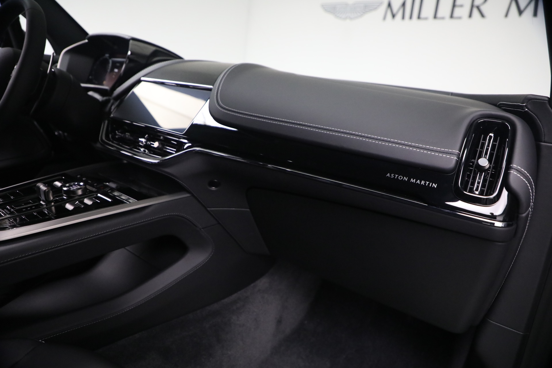 New-2026-Aston-Martin-DBX-707