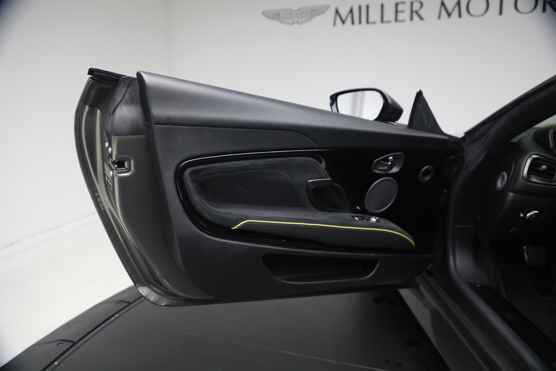 Used-2019-Aston-Martin-DBS-Superleggera