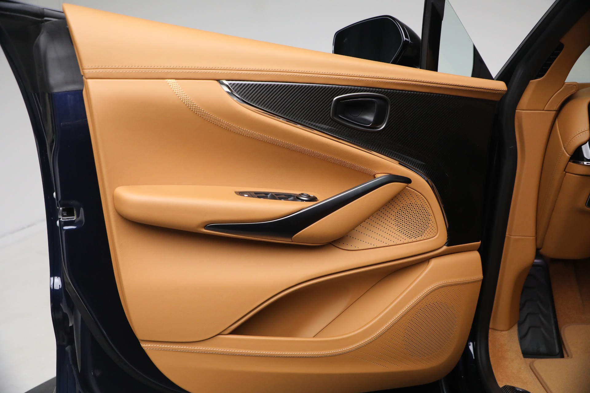 New-2026-Aston-Martin-DBX-707