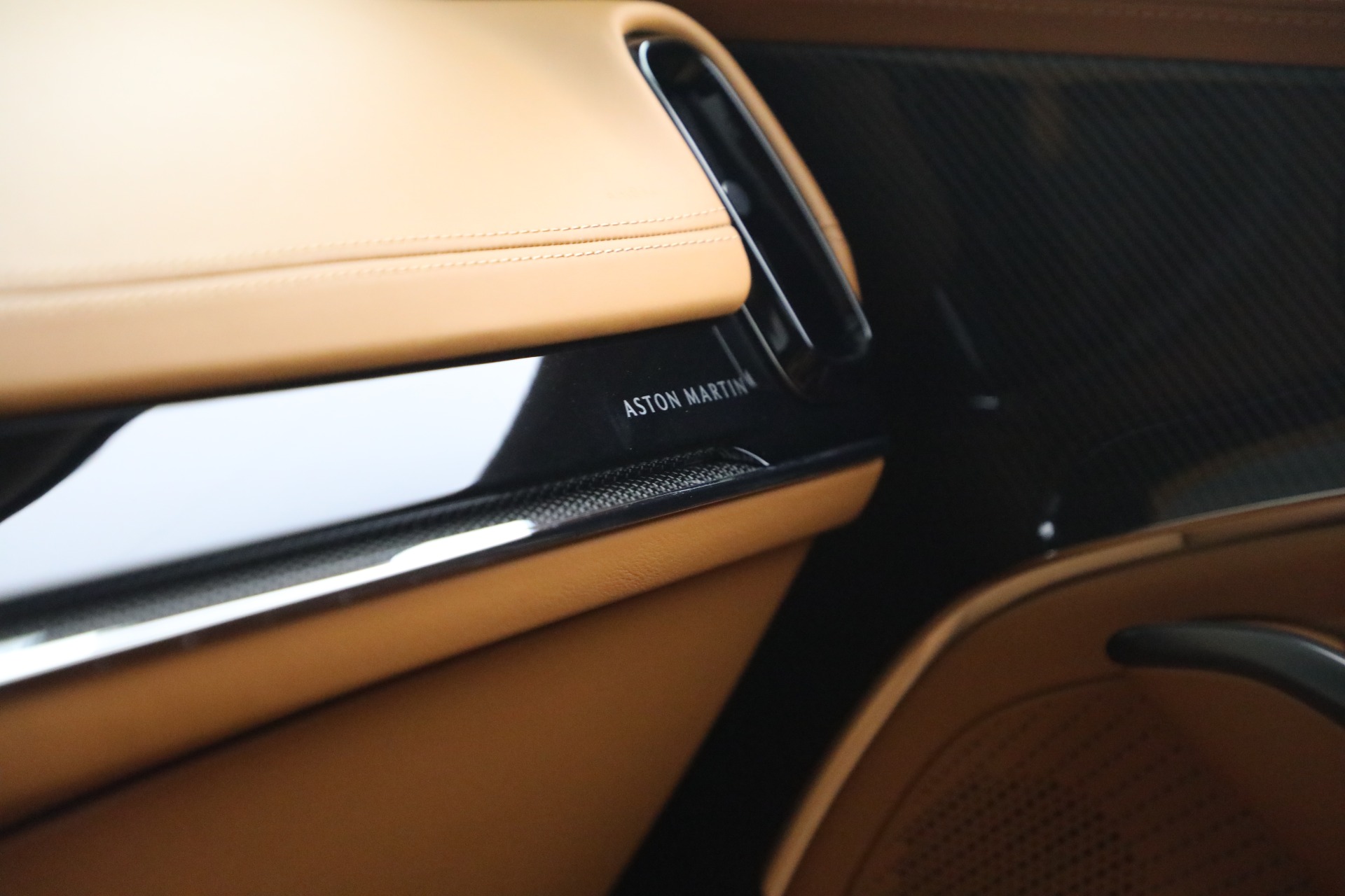 New-2026-Aston-Martin-DBX-707