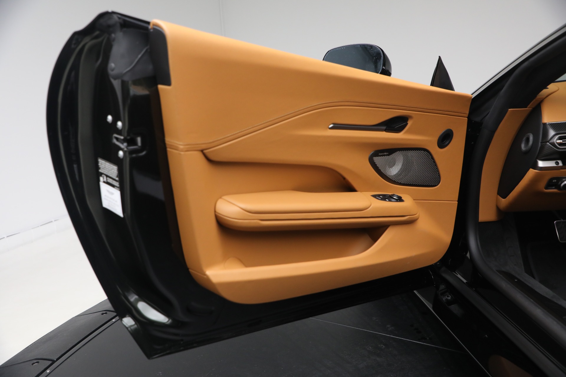 New-2026-Aston-Martin-Vantage-Roadster