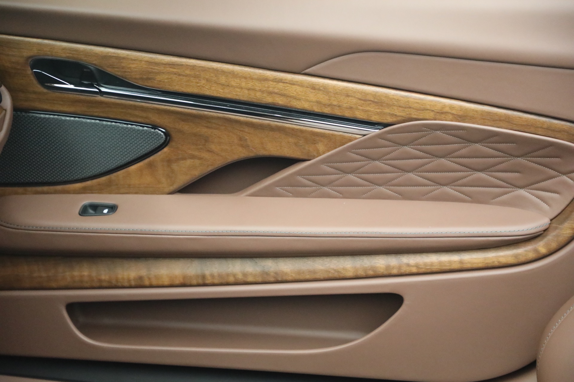 New-2026-Aston-Martin-DB12-Volante