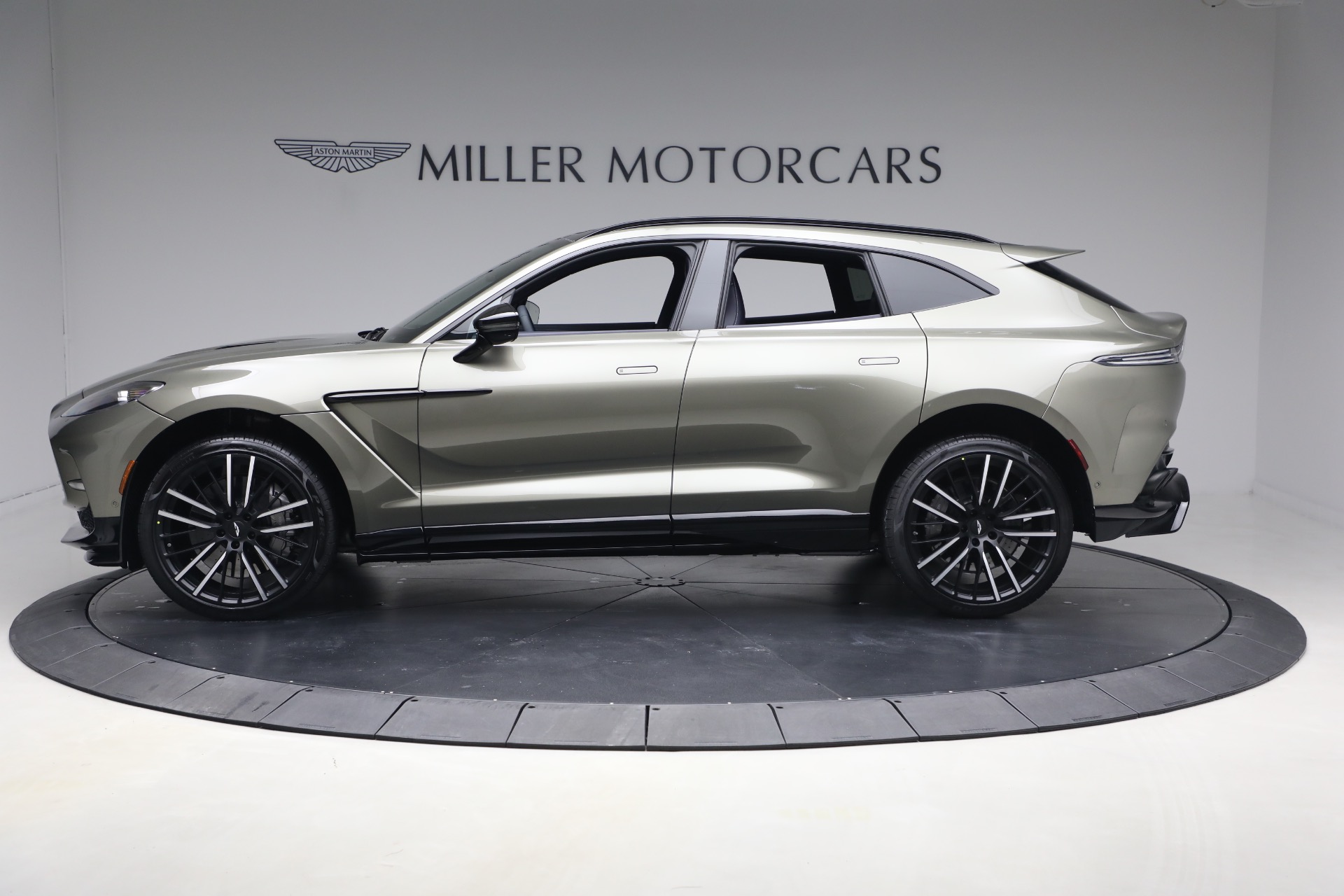 New-2026-Aston-Martin-DBX-707