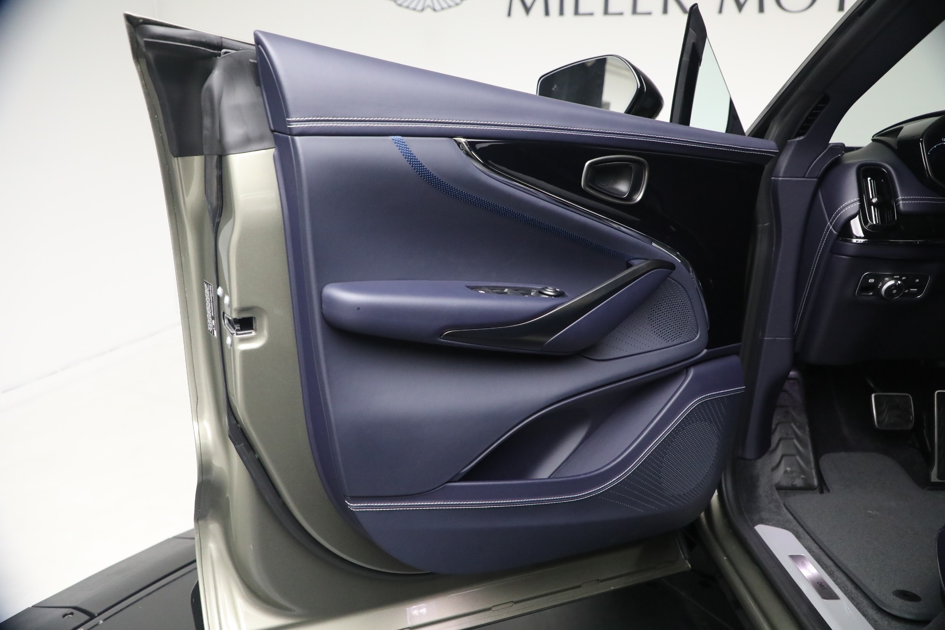 New-2026-Aston-Martin-DBX-707