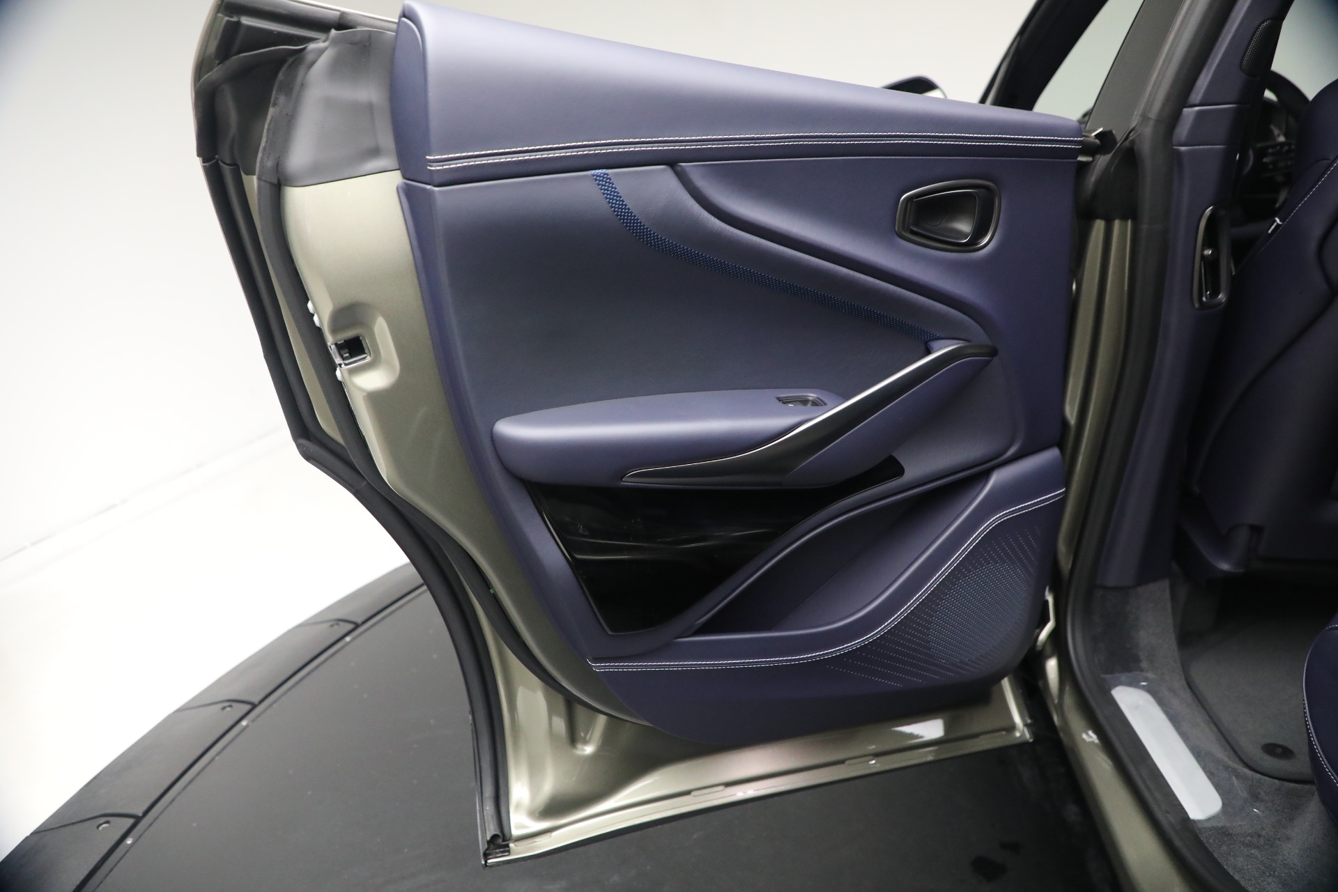 New-2026-Aston-Martin-DBX-707