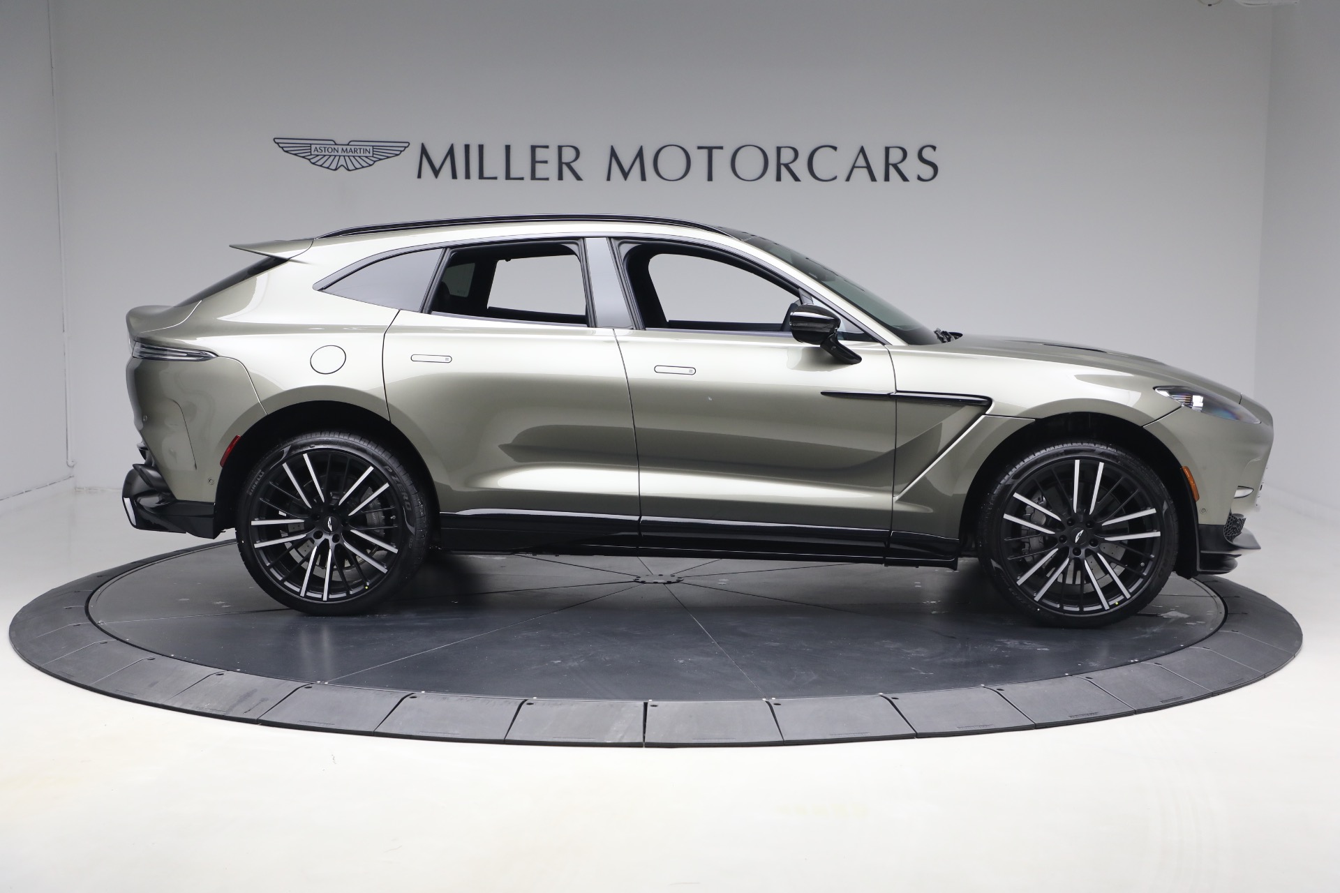 New-2026-Aston-Martin-DBX-707