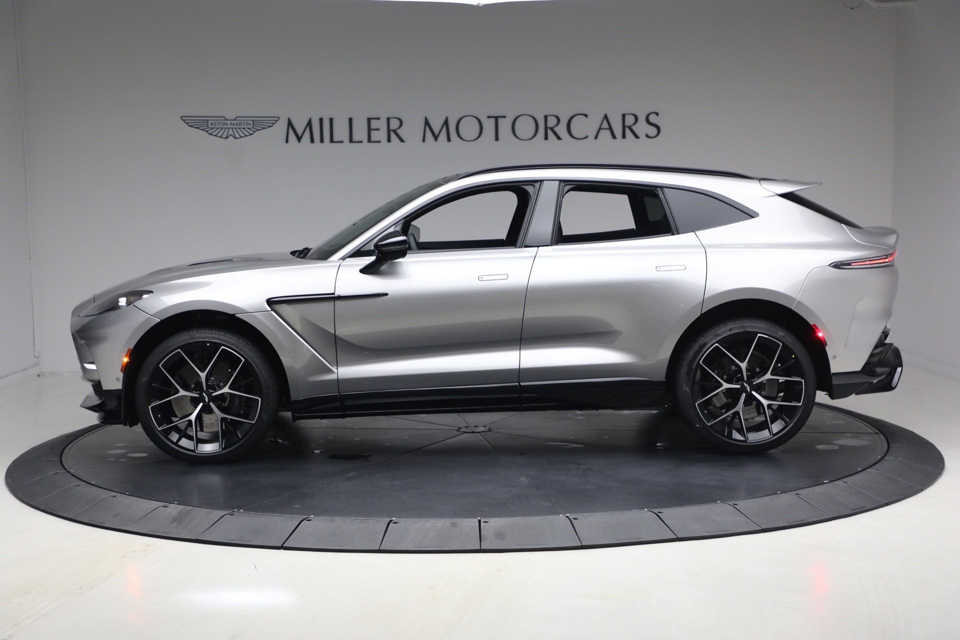 New-2026-Aston-Martin-DBX-707