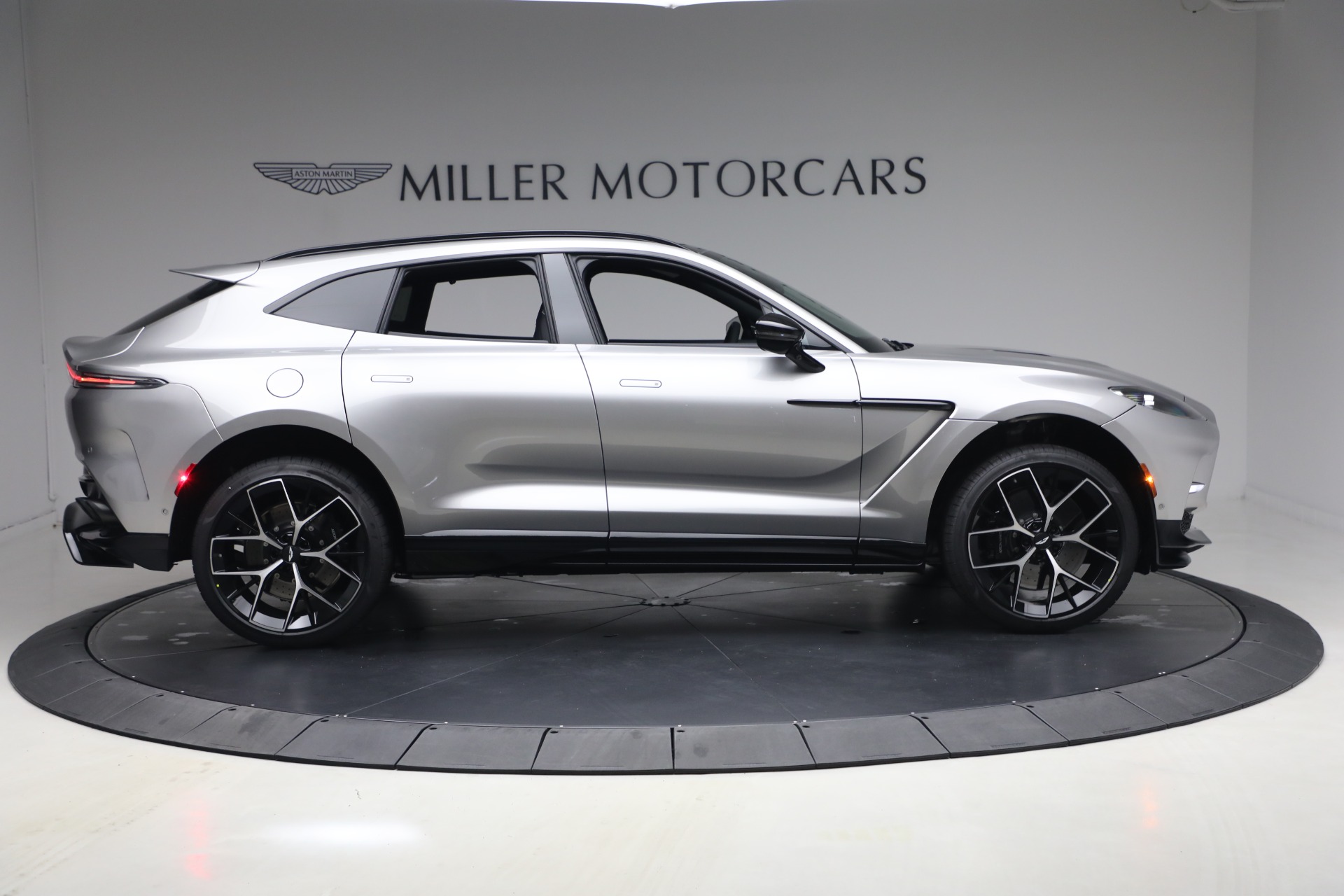 New-2026-Aston-Martin-DBX-707