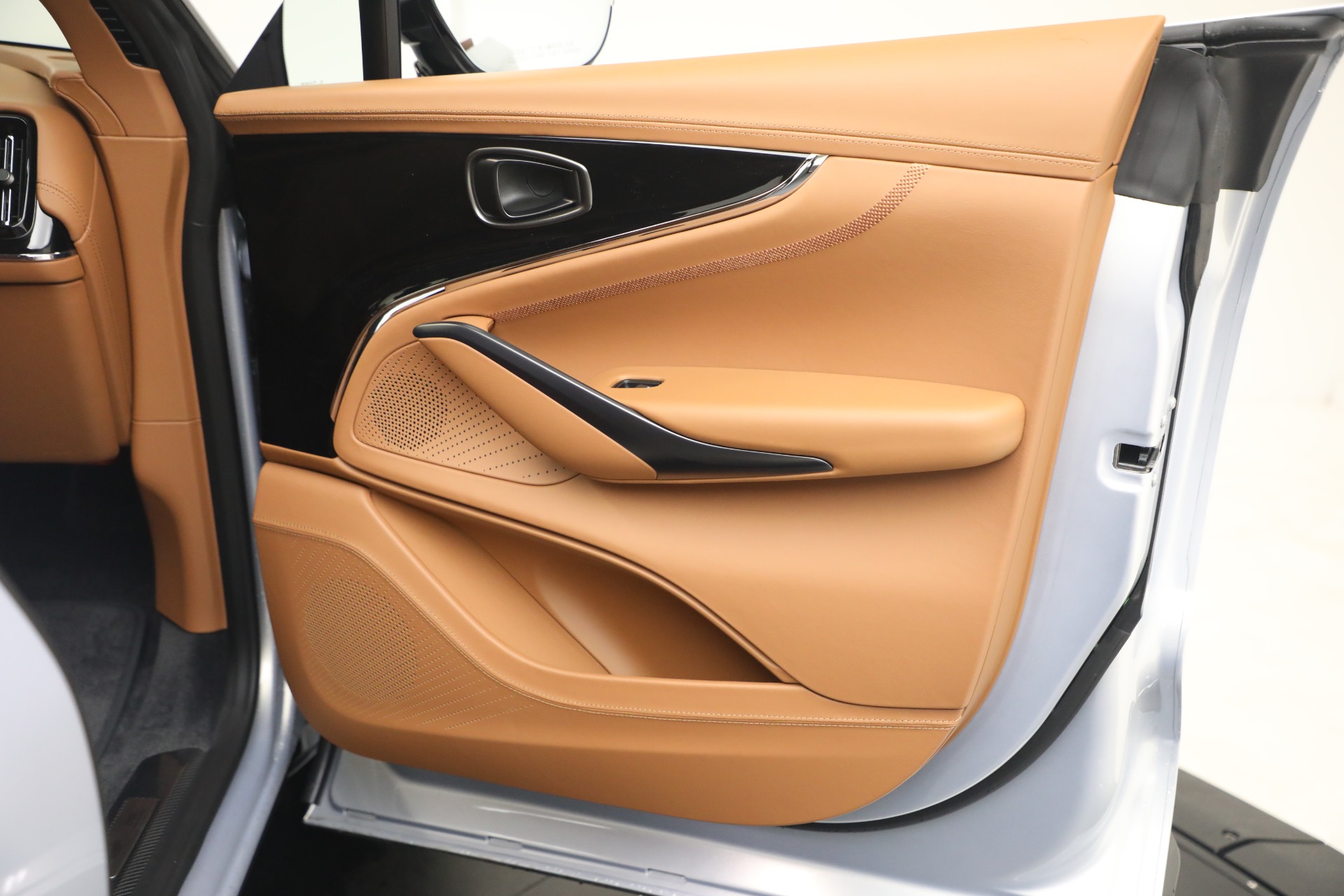 New-2026-Aston-Martin-DBX-707