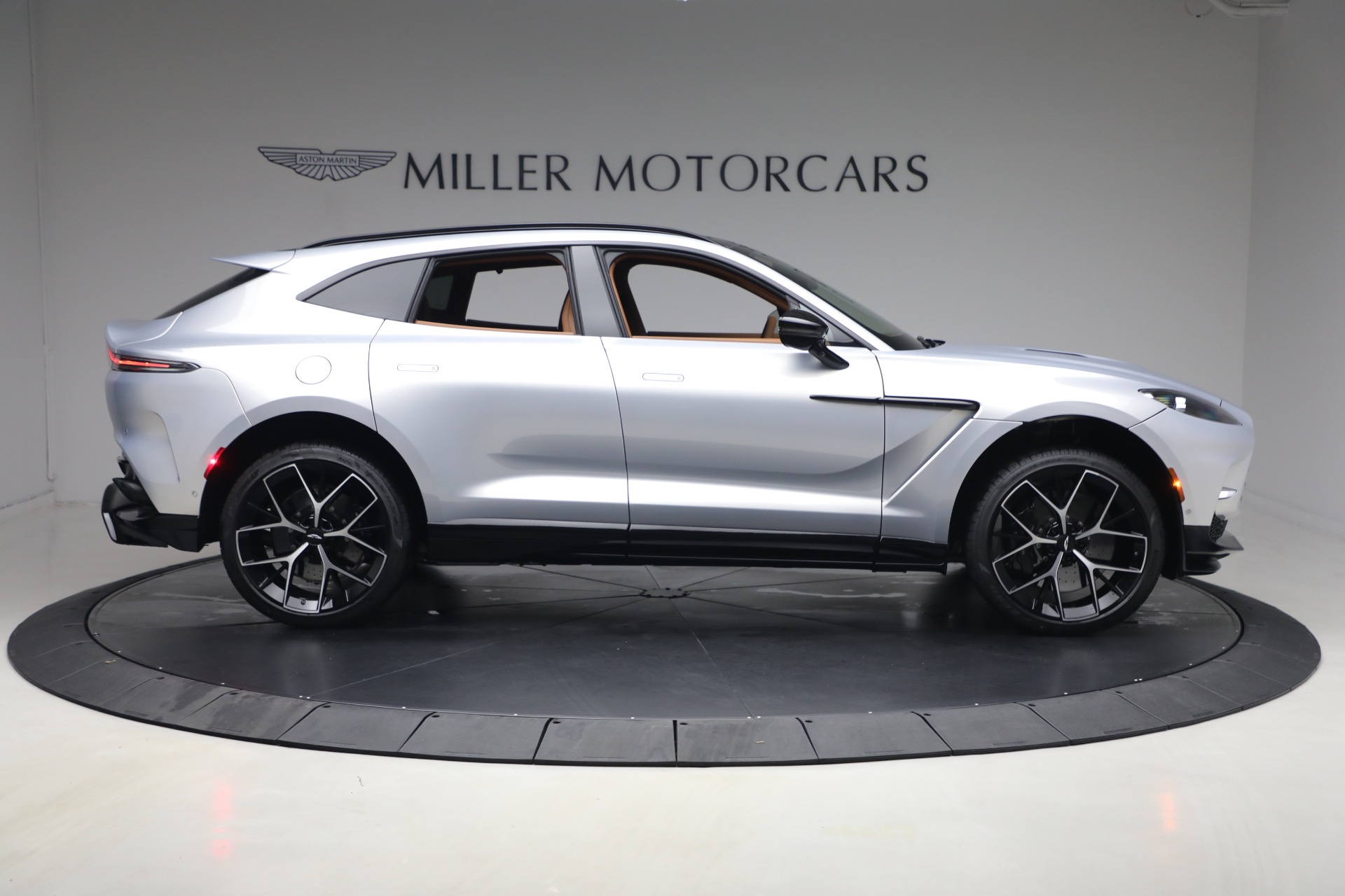 New-2026-Aston-Martin-DBX-707
