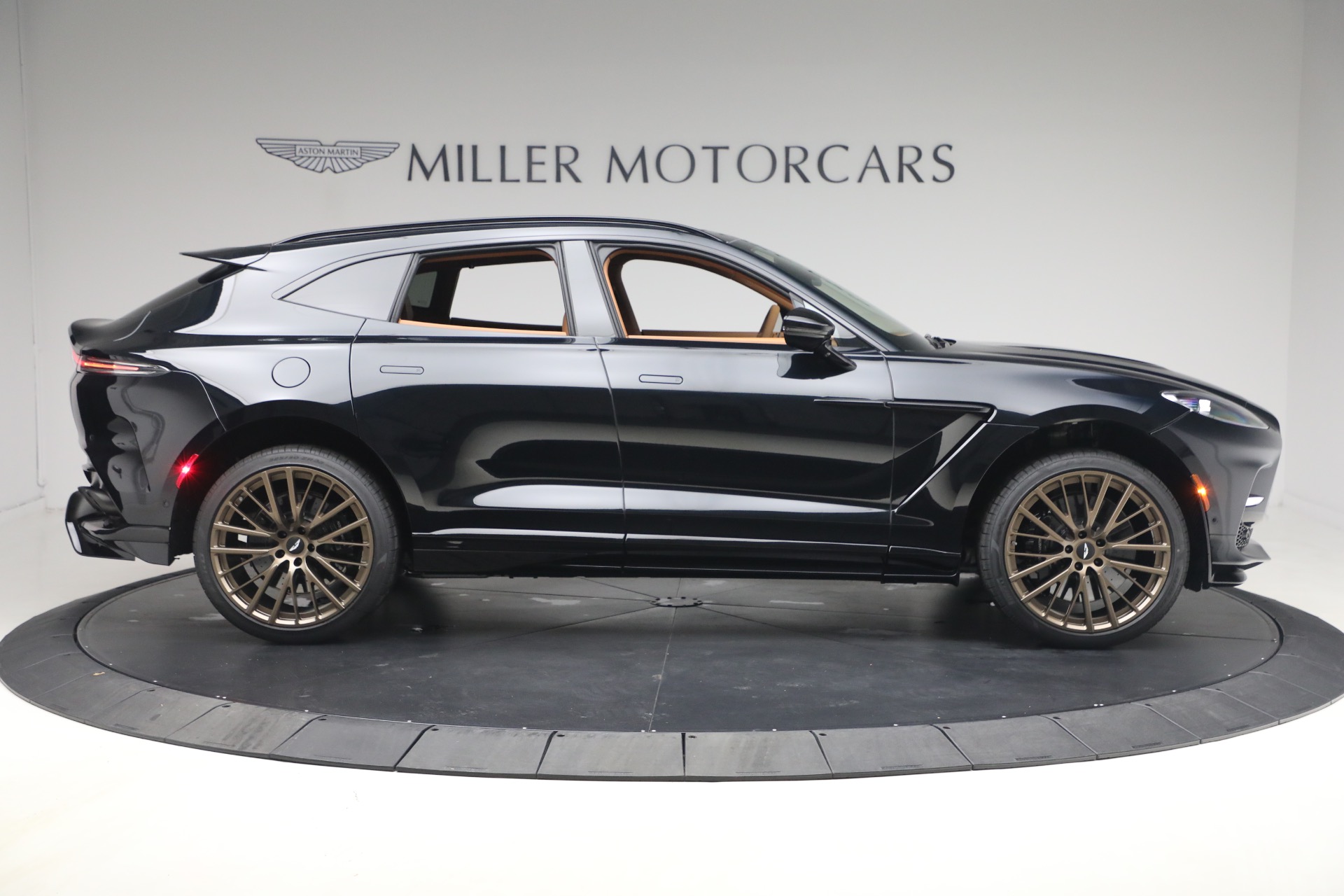 New-2026-Aston-Martin-DBX-707