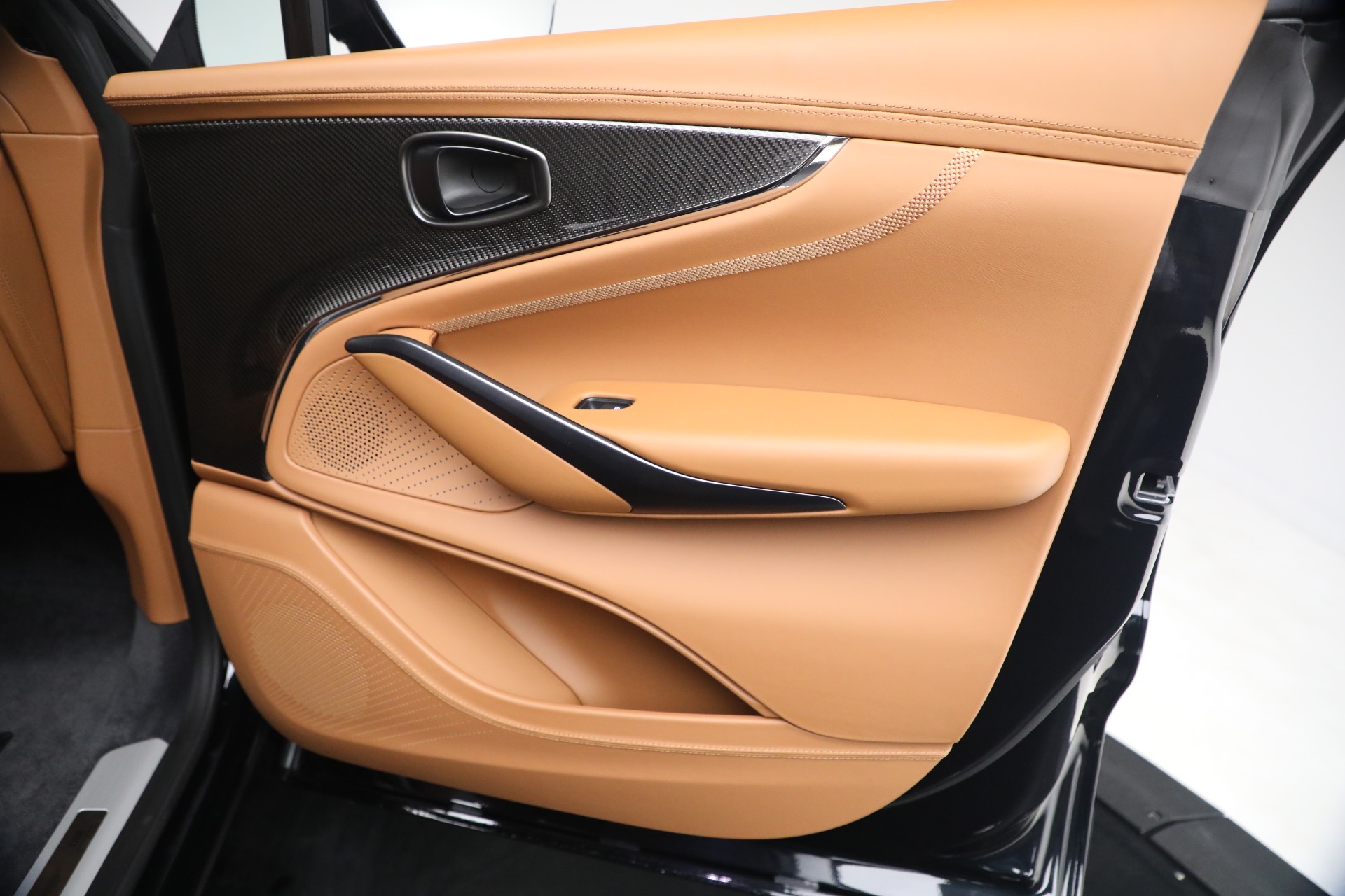 New-2026-Aston-Martin-DBX-707