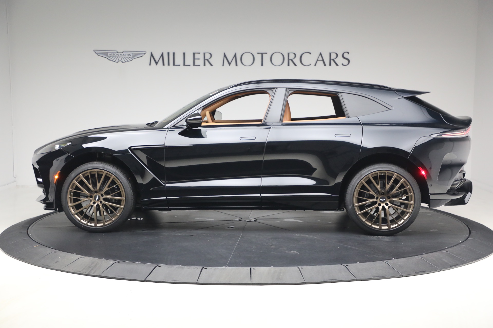 New-2026-Aston-Martin-DBX-707