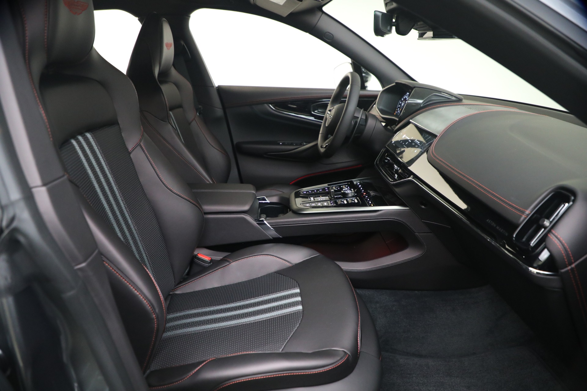 New-2026-Aston-Martin-DBX-707