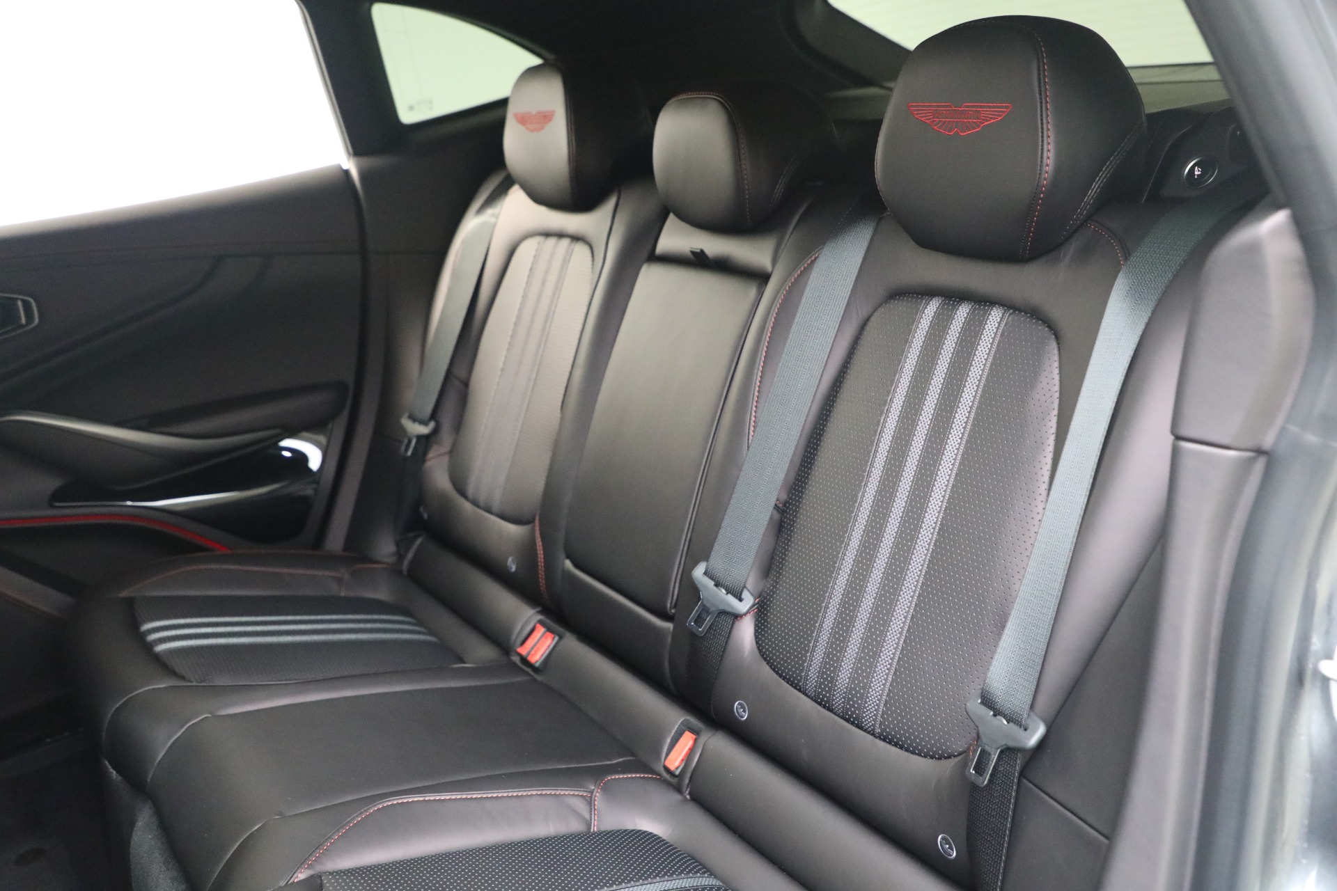 New-2026-Aston-Martin-DBX-707