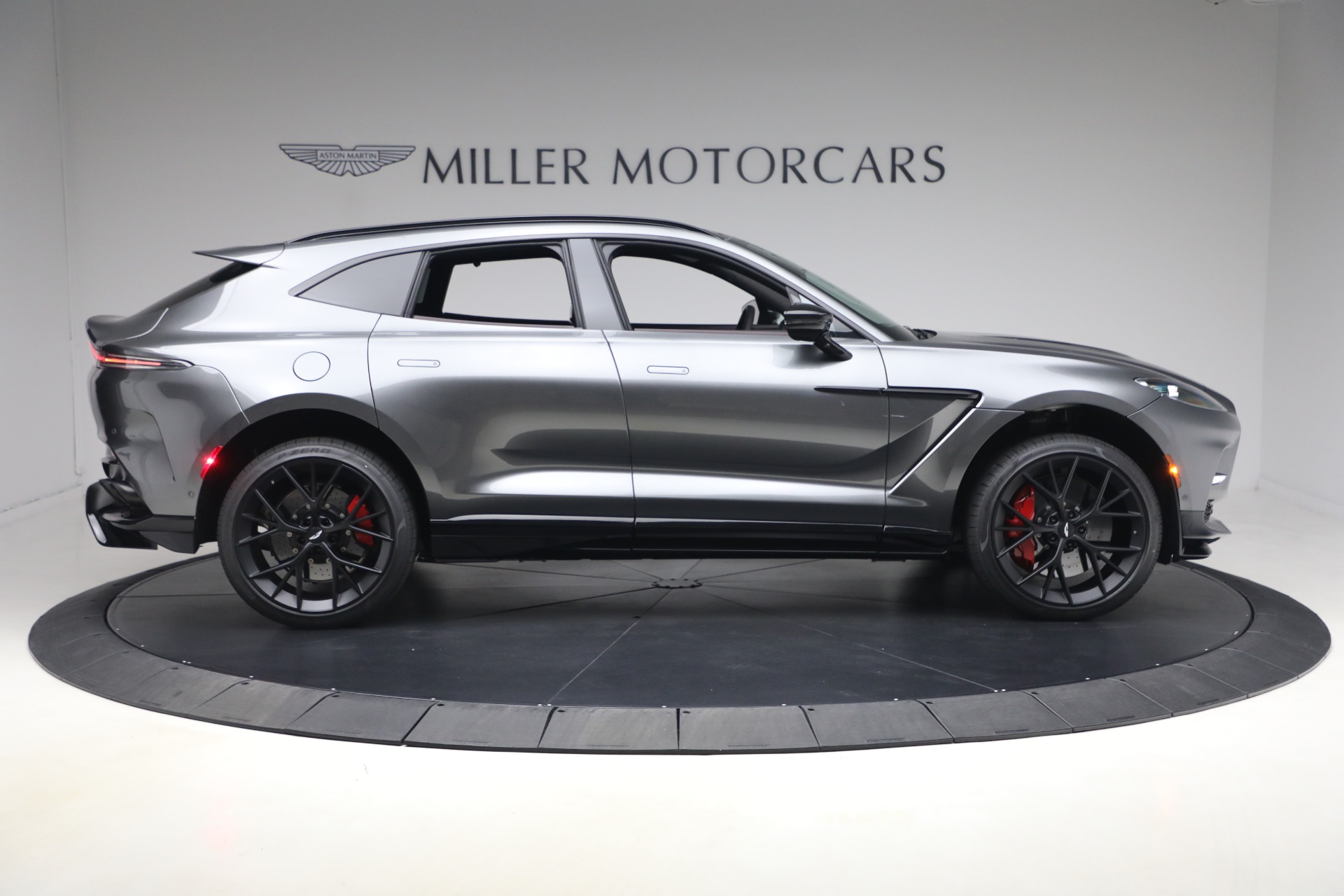 New-2026-Aston-Martin-DBX-707
