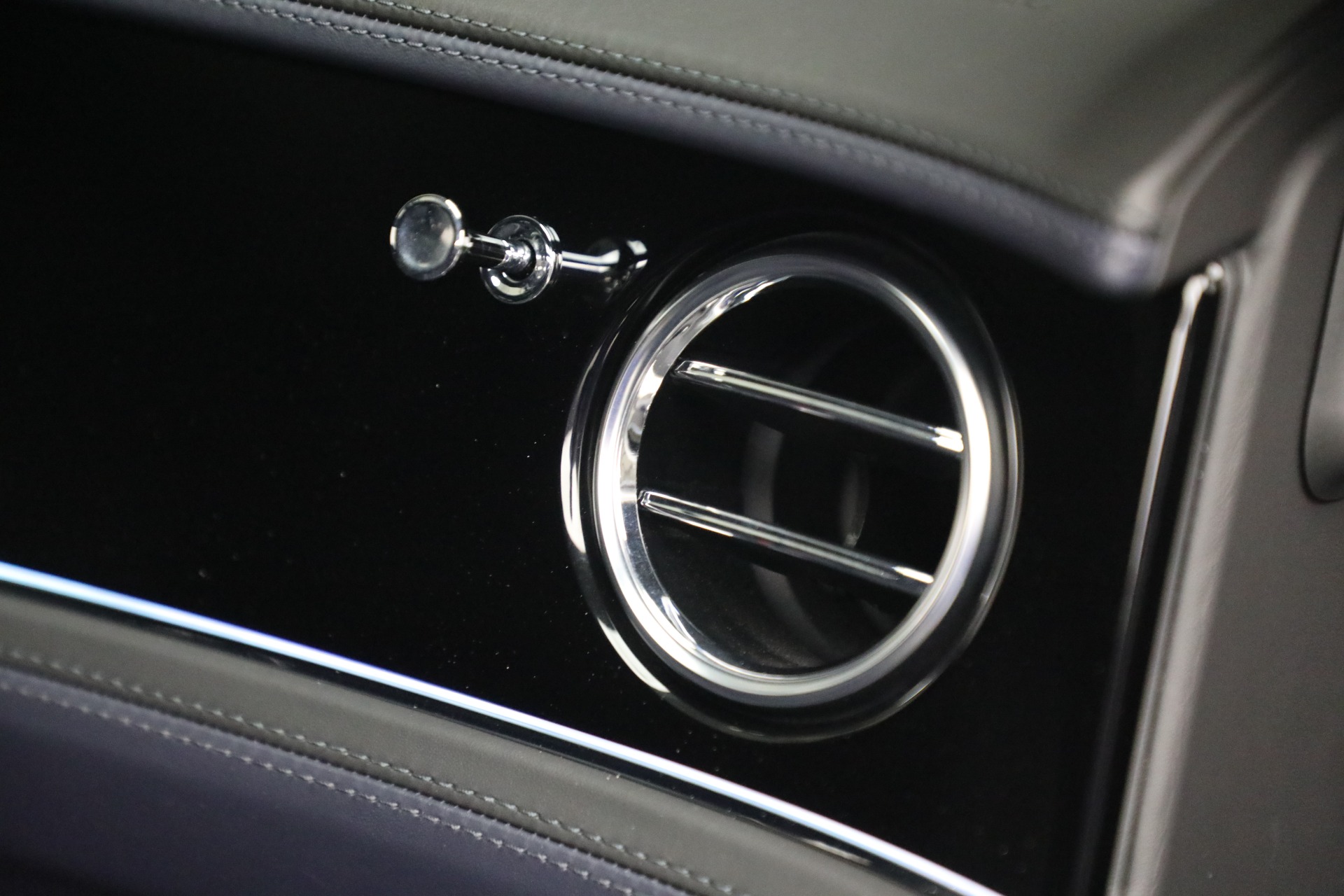 Used-2023-Bentley-Flying-Spur-V8