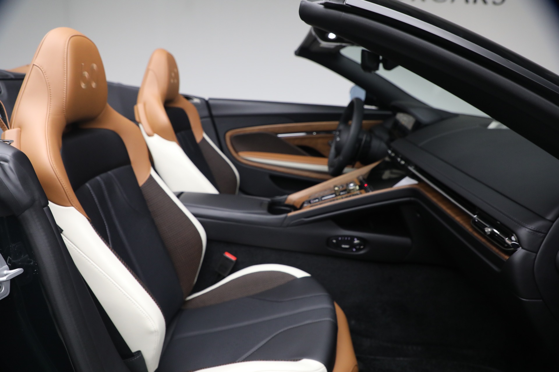 New-2026-Aston-Martin-DB12-Volante