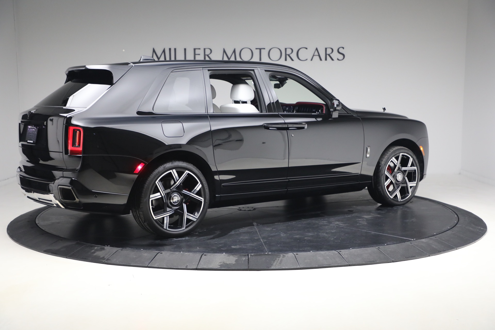 Used-2025-Rolls-Royce-Black-Badge-Cullinan