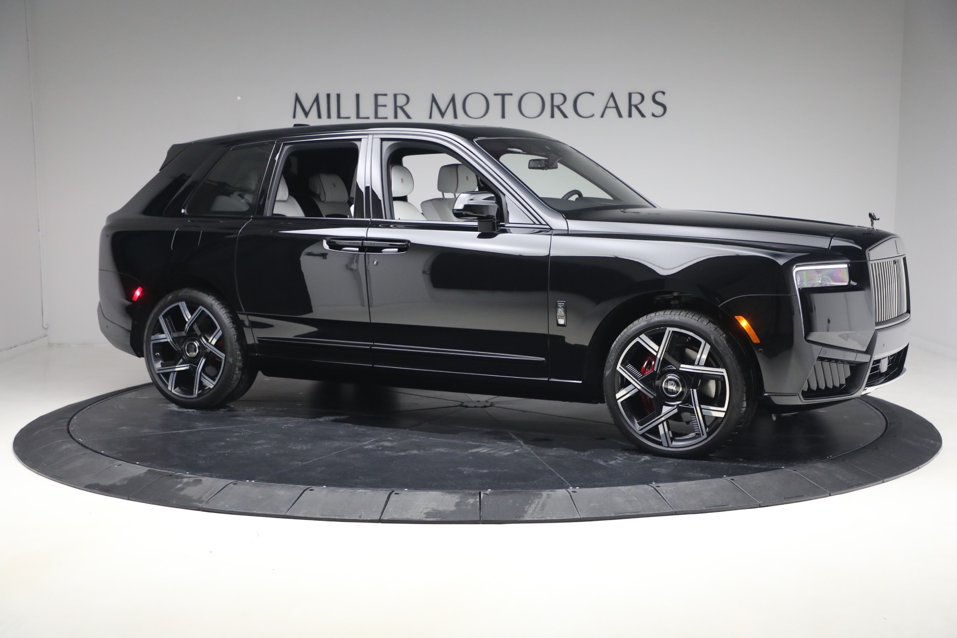 Used-2025-Rolls-Royce-Black-Badge-Cullinan