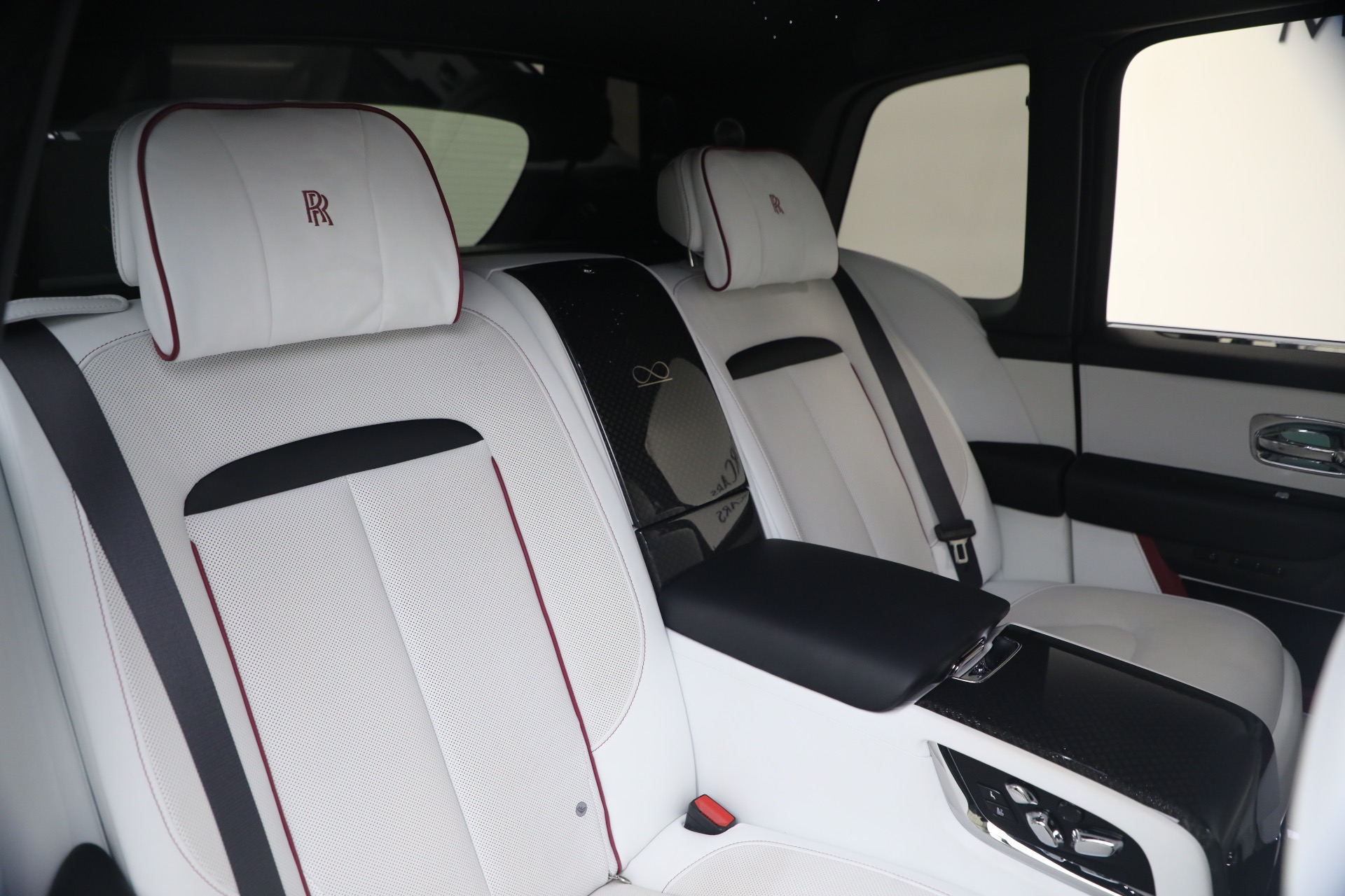Used-2025-Rolls-Royce-Black-Badge-Cullinan