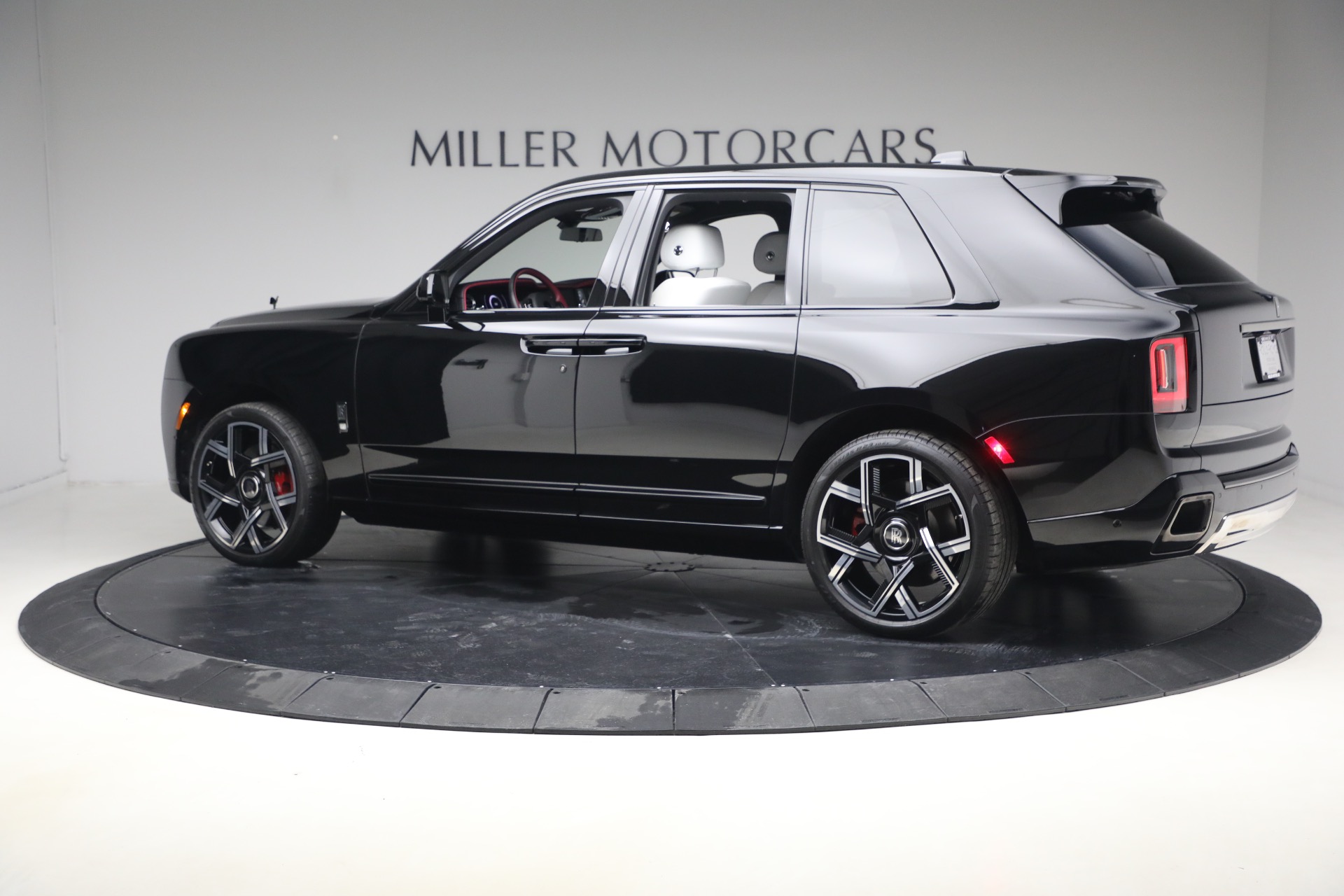 Used-2025-Rolls-Royce-Black-Badge-Cullinan