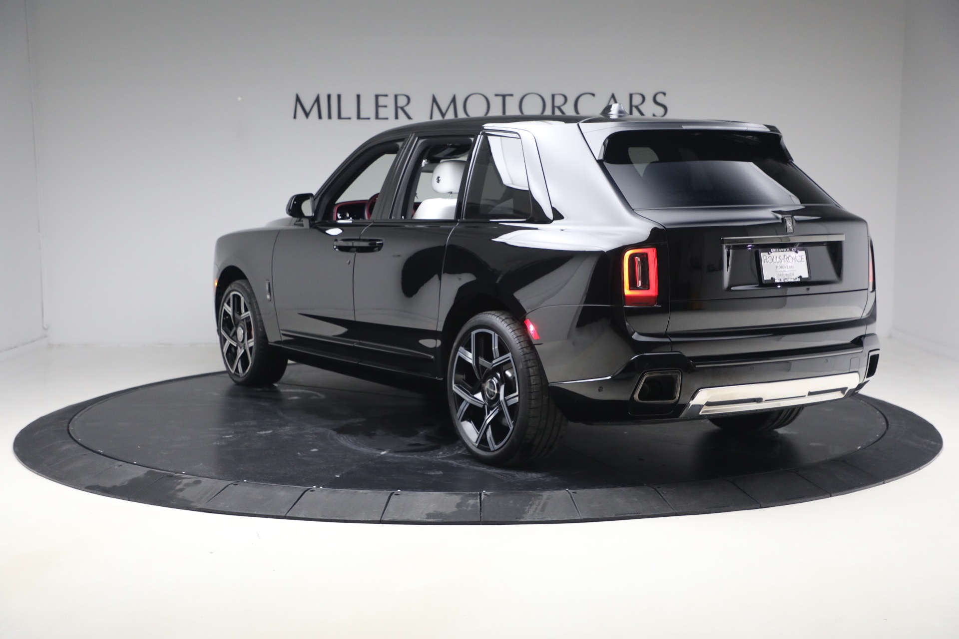 Used-2025-Rolls-Royce-Black-Badge-Cullinan