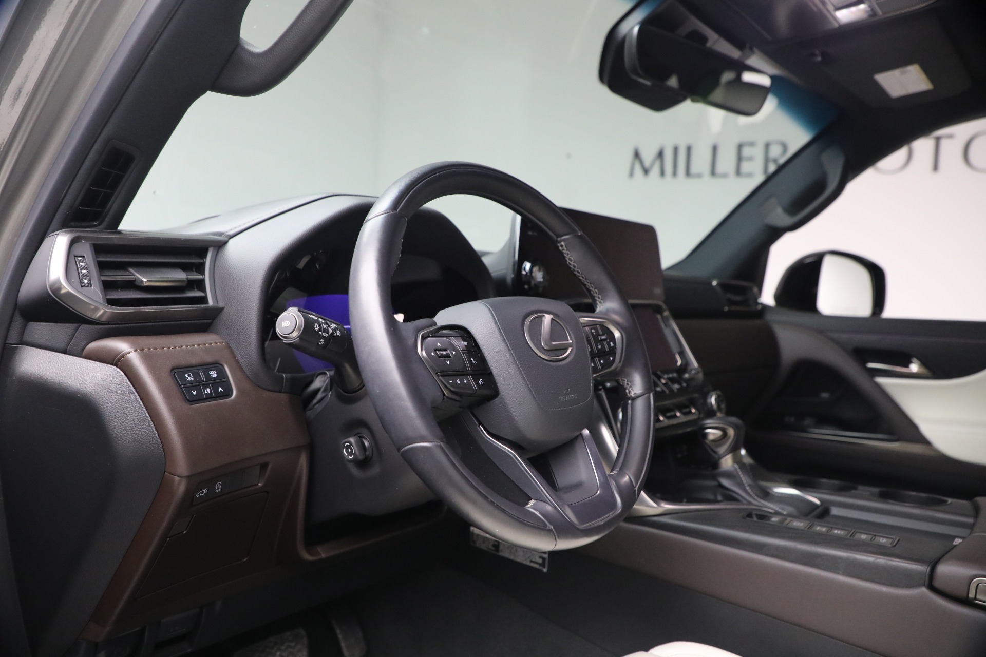 Used-2023-Lexus-LX-600-Luxury