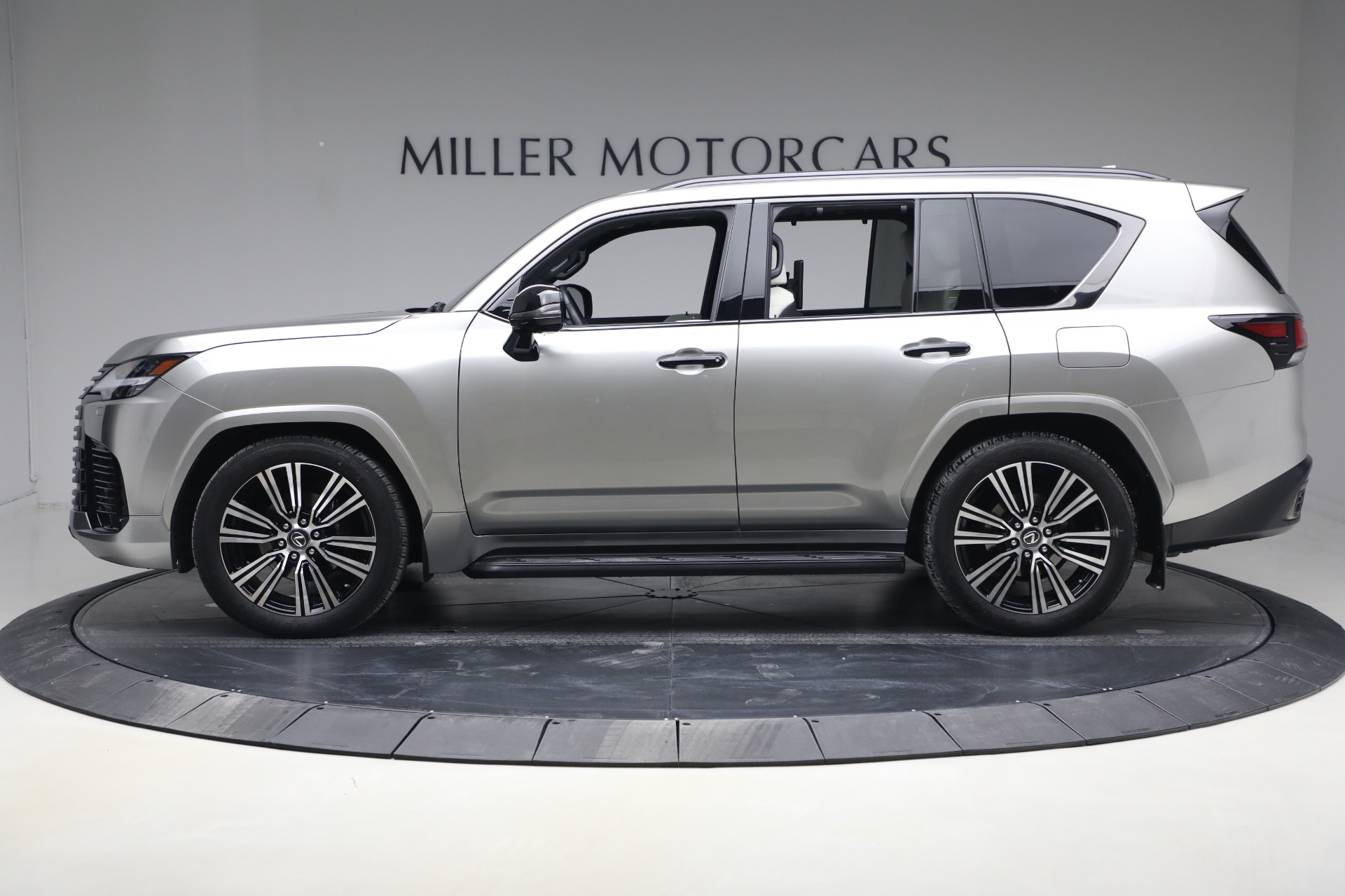 Used-2023-Lexus-LX-600-Luxury