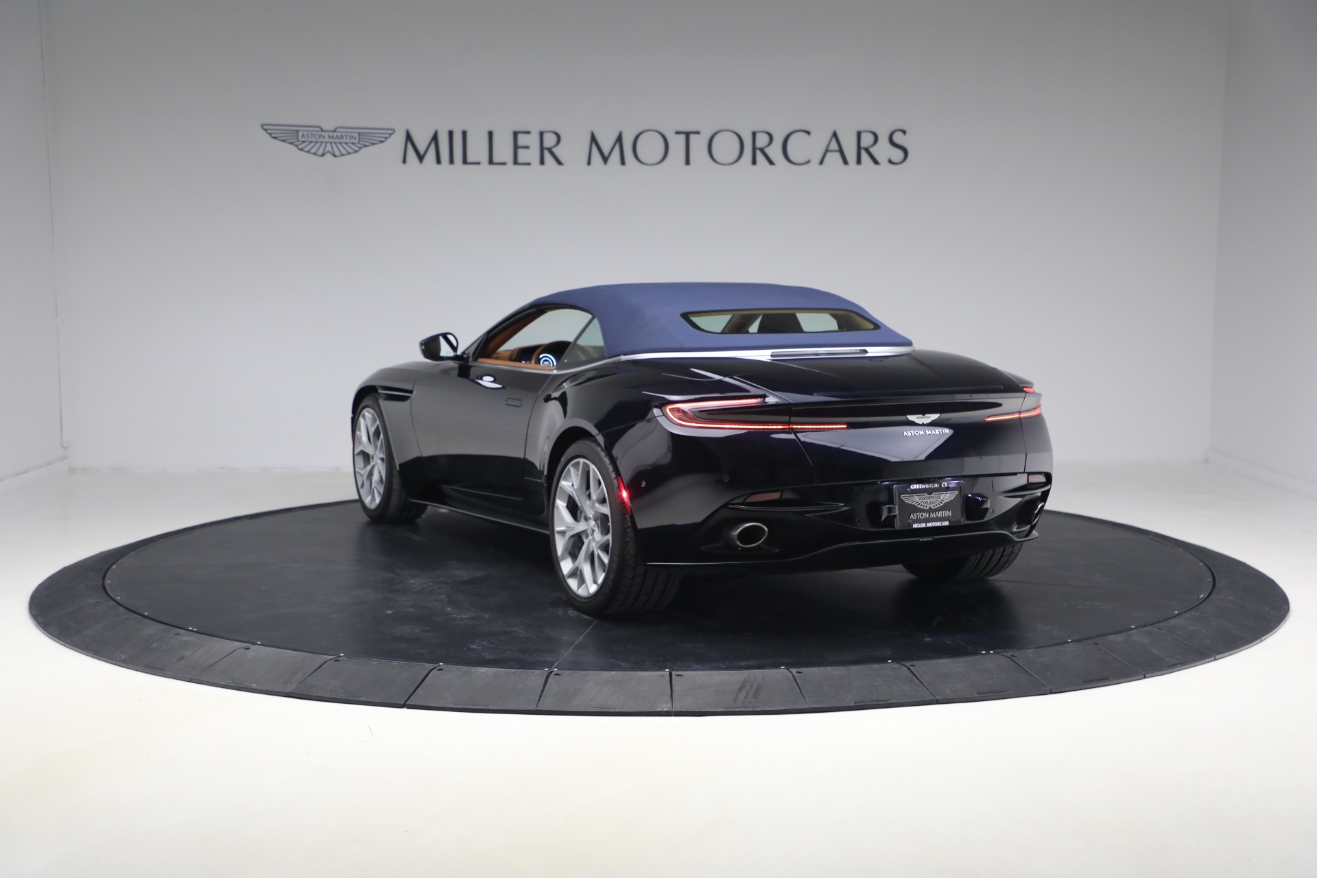 Used-2019-Aston-Martin-DB11-Volante