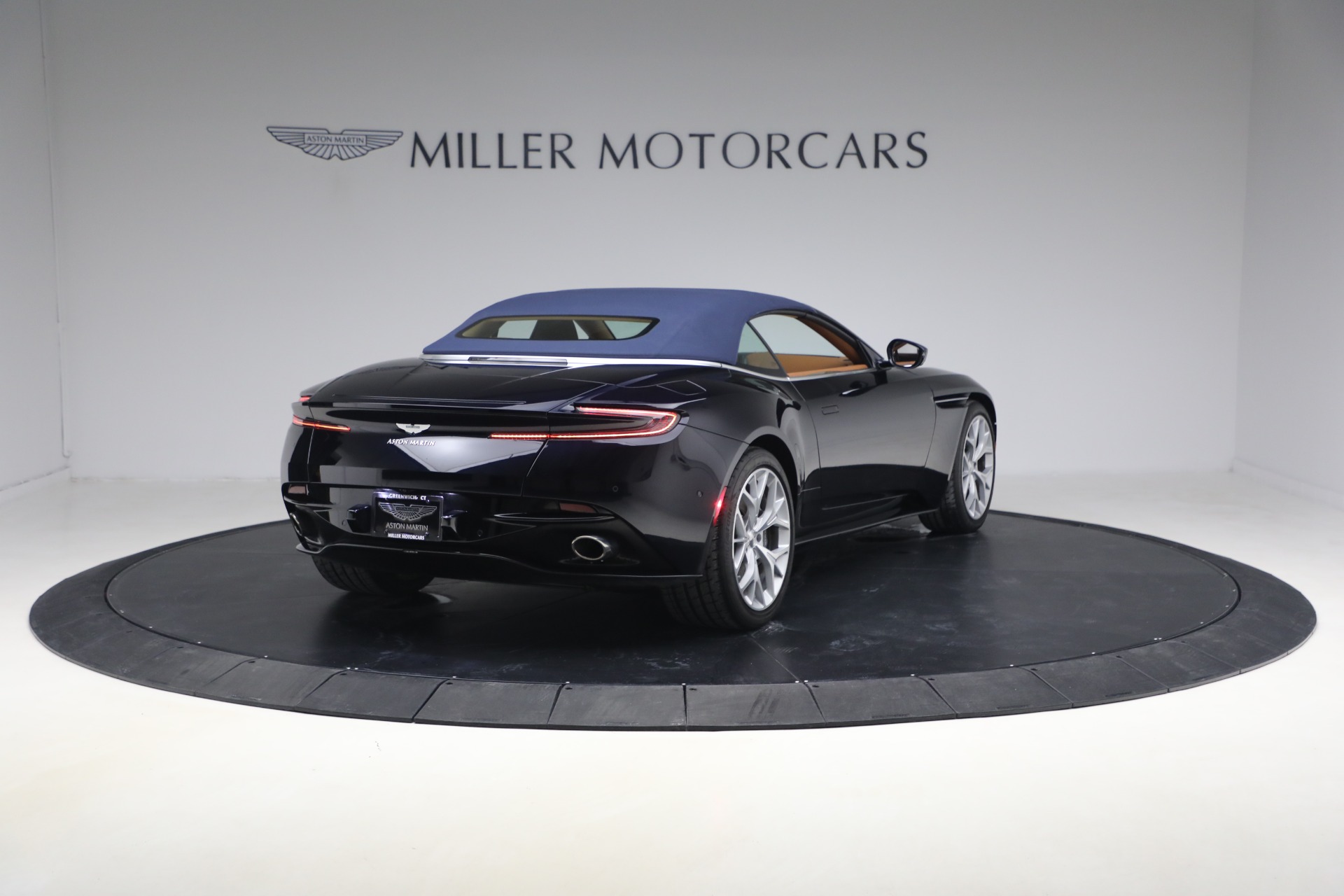 Used-2019-Aston-Martin-DB11-Volante