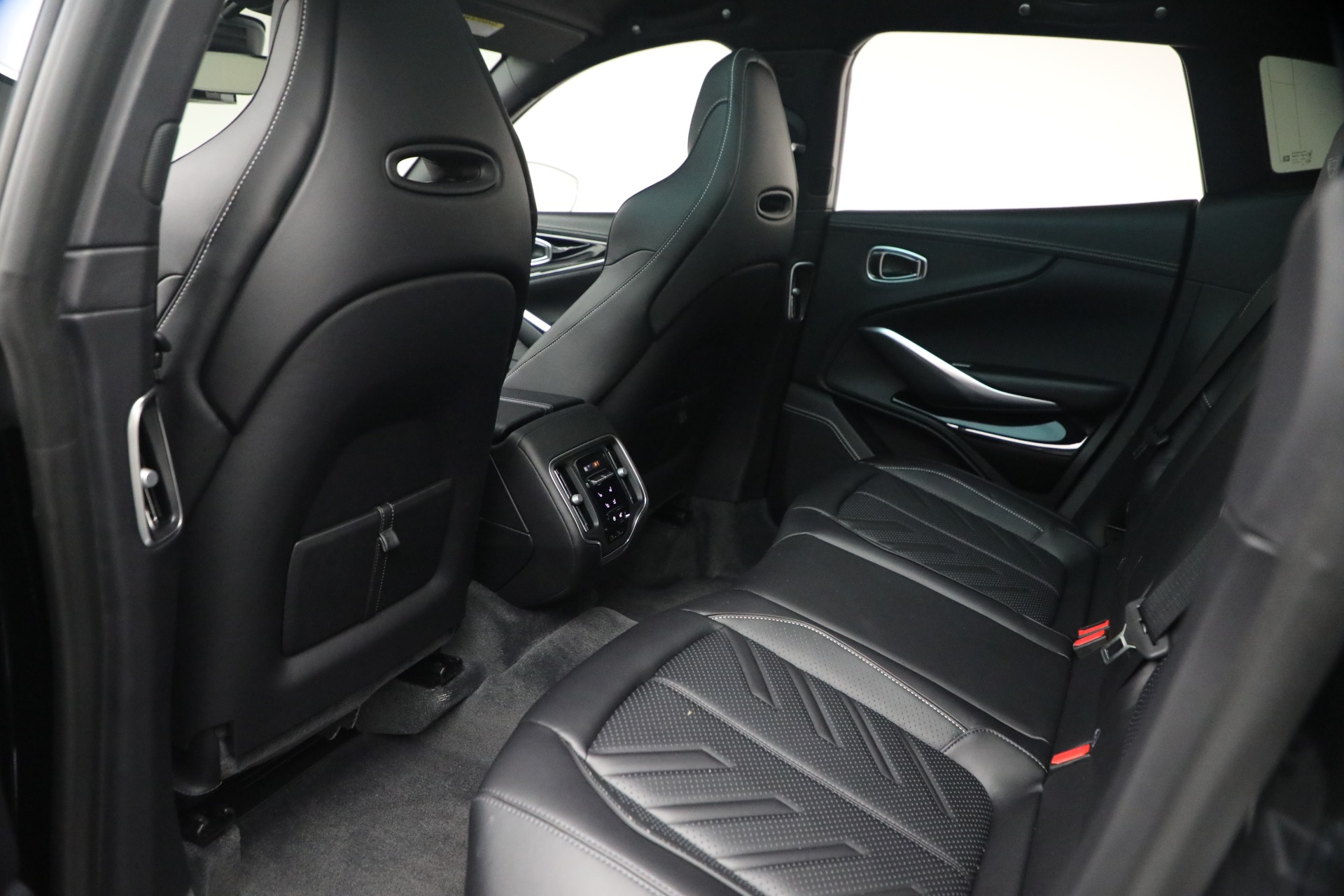 New-2026-Aston-Martin-DBX-S
