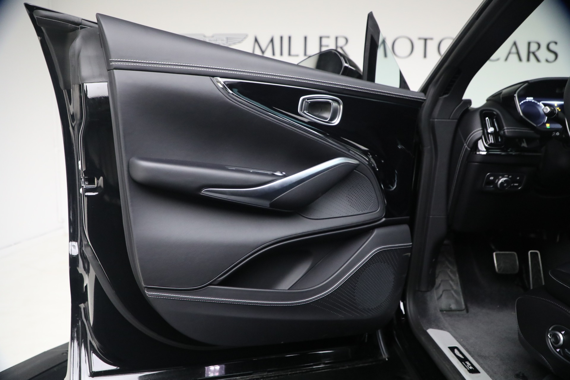 New-2026-Aston-Martin-DBX-S