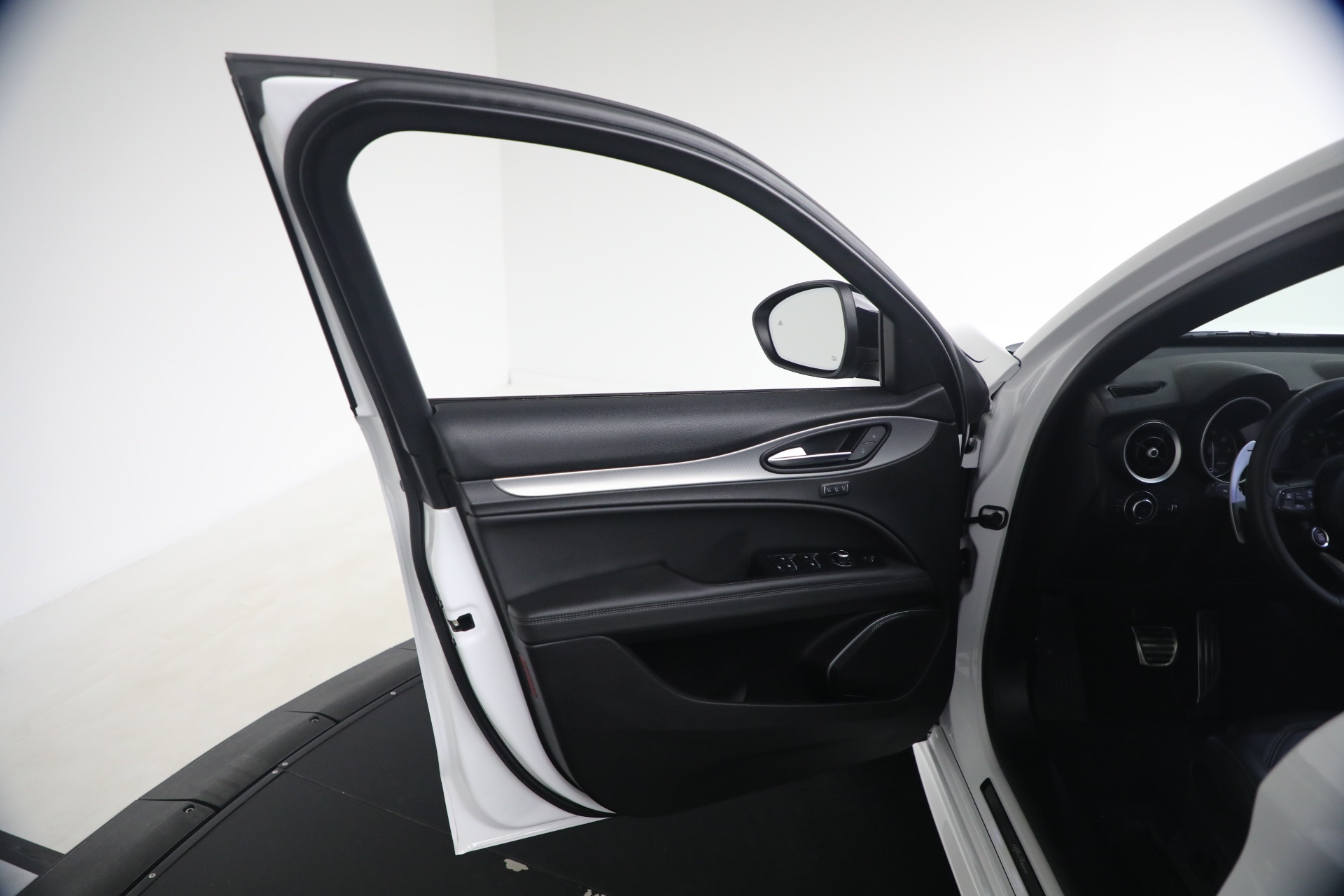 Used-2023-Alfa-Romeo-Stelvio-Veloce