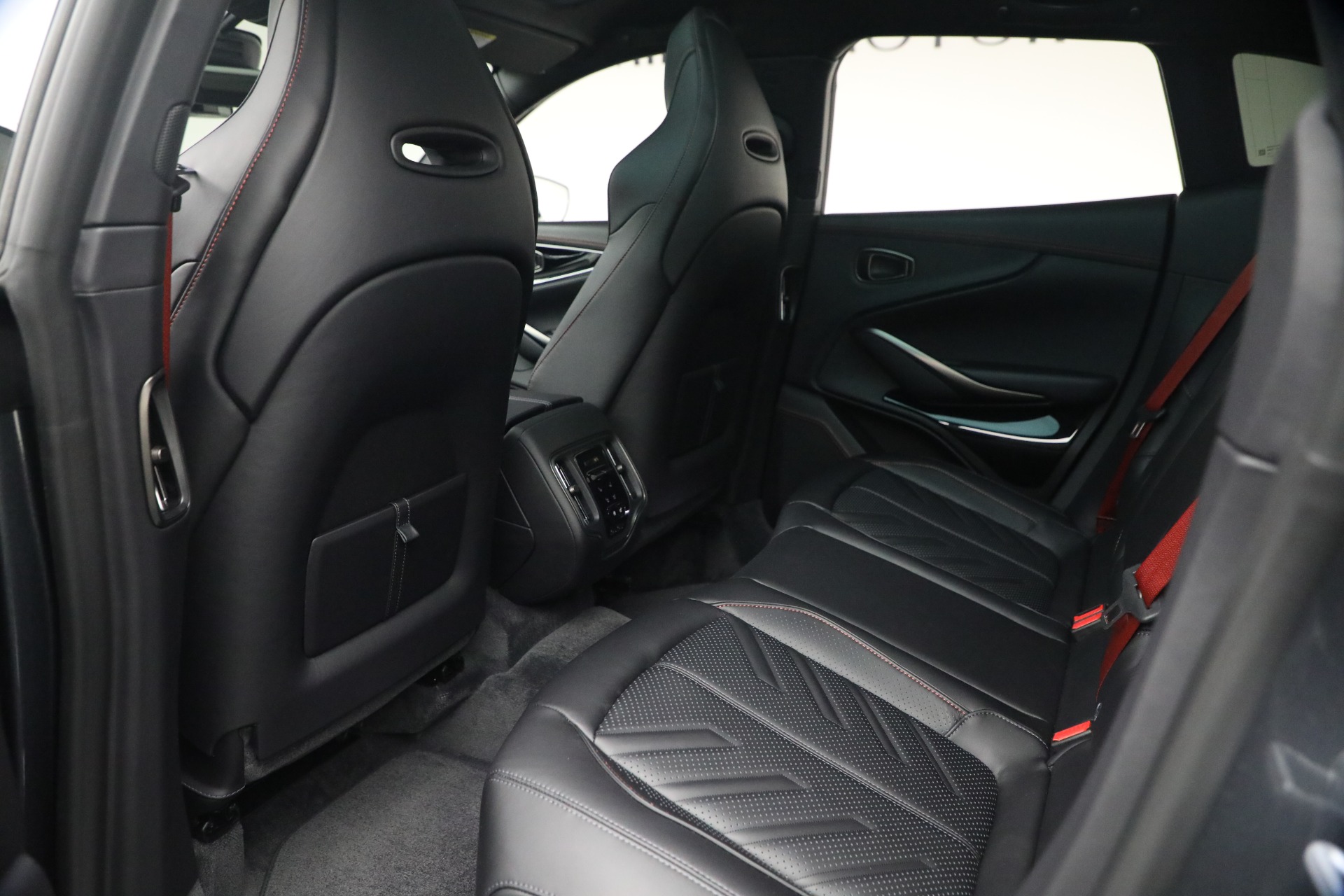 New-2026-Aston-Martin-DBX-S