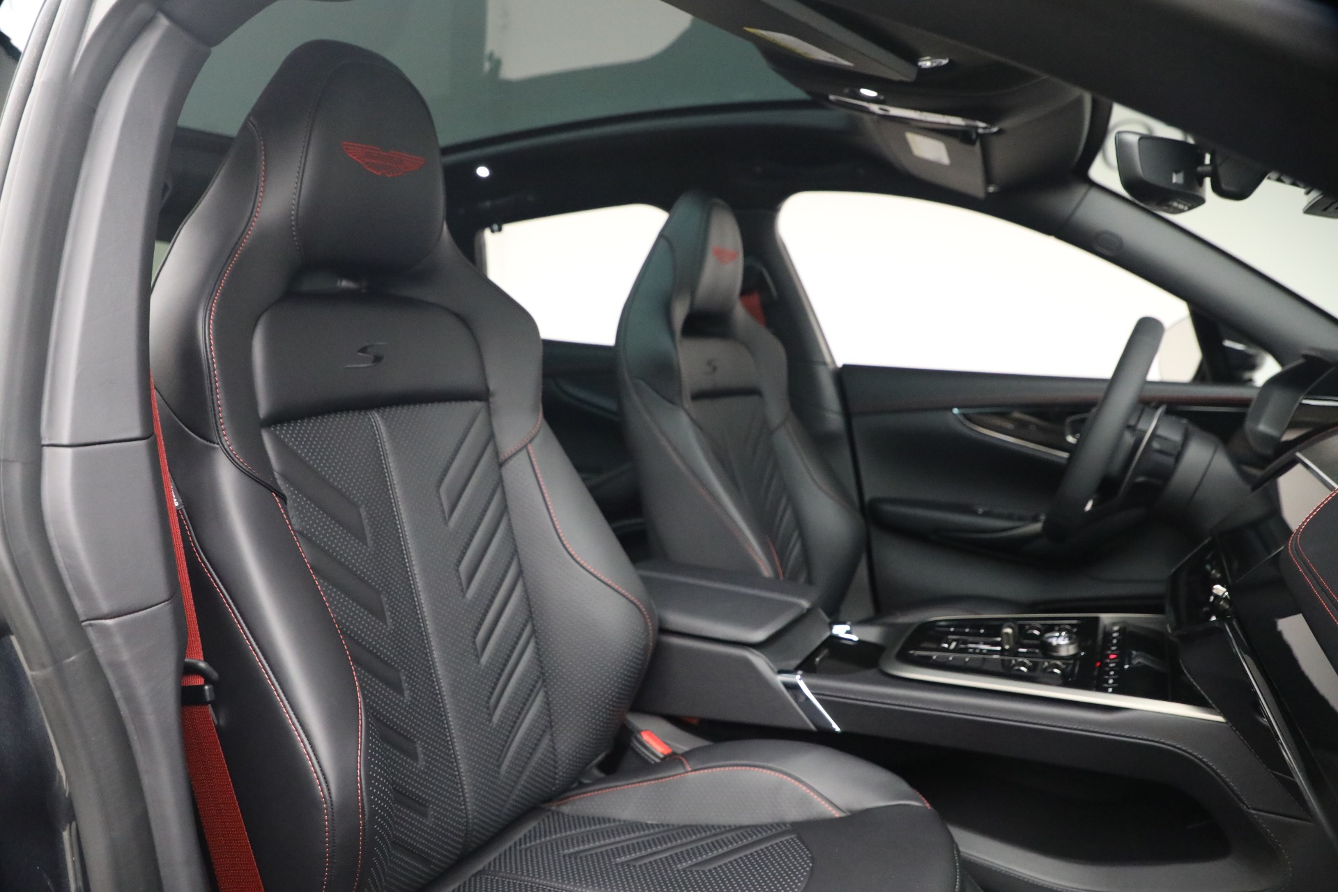 New-2026-Aston-Martin-DBX-S